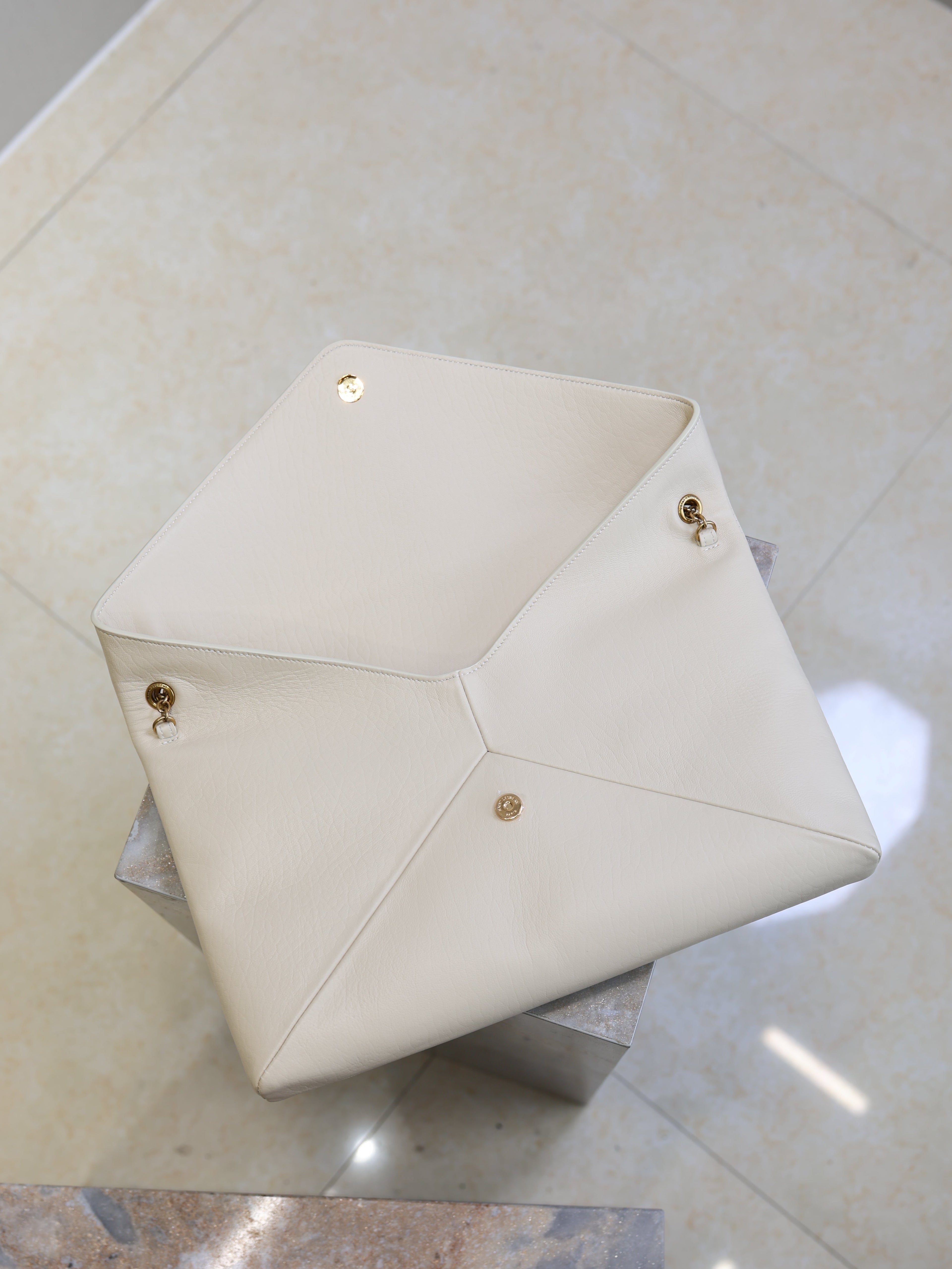 YSL 25S CASSANDRE ENVELOPE MESSENGER 35 IN BLANC VINTAGE LAMBSKIN GOLD HARDWARE