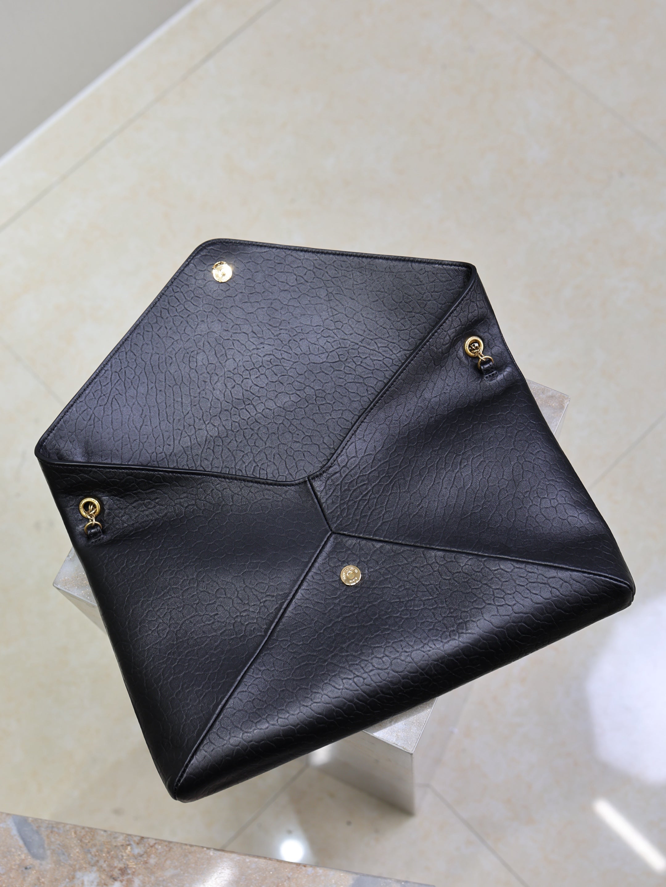 YSL 25S CASSANDRE ENVELOPE MESSENGER 35 IN BLACK LAMBSKIN GOLD HARDWRE