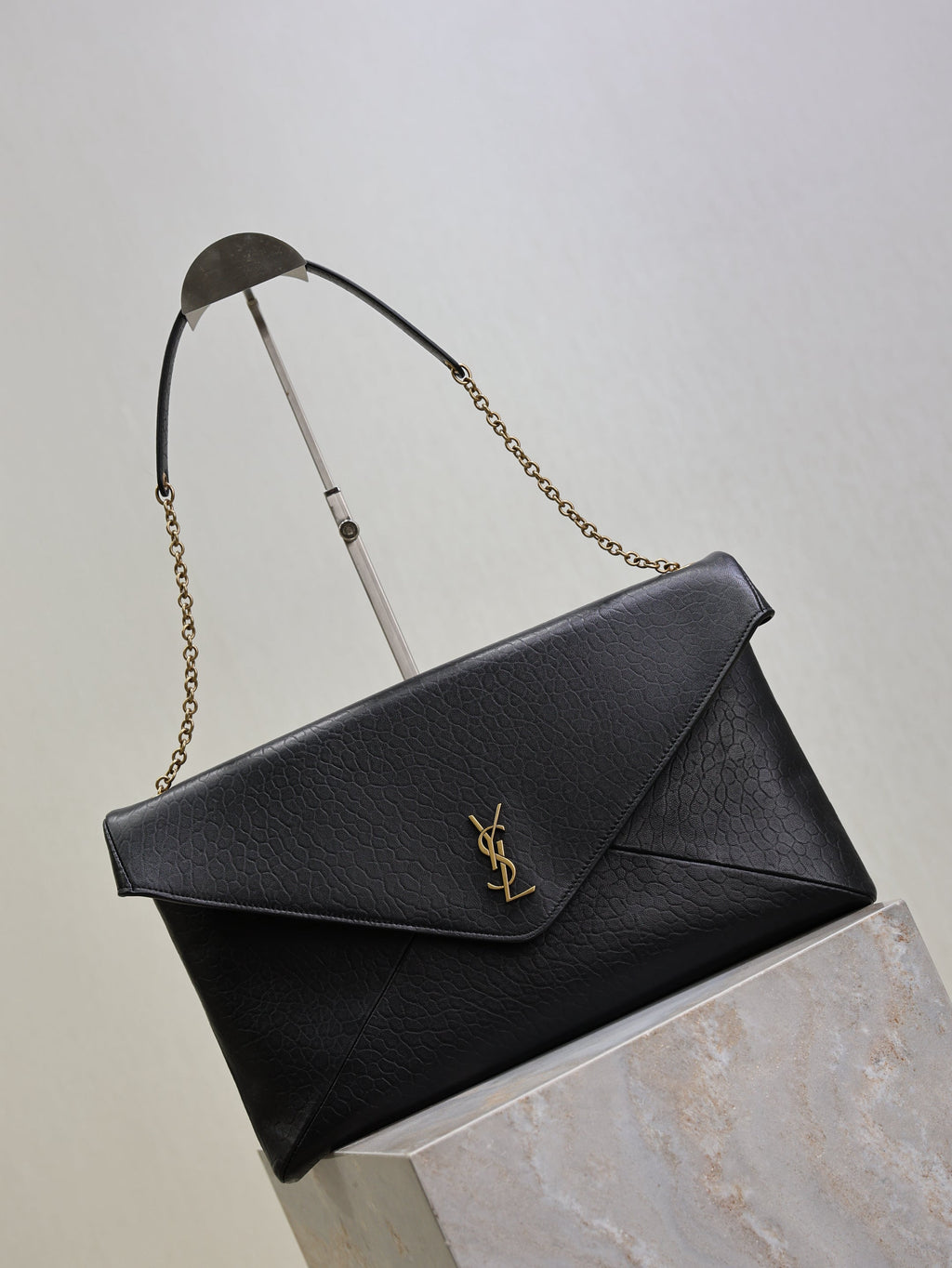 YSL 25S CASSANDRE ENVELOPE MESSENGER 35 IN BLACK LAMBSKIN GOLD HARDWRE