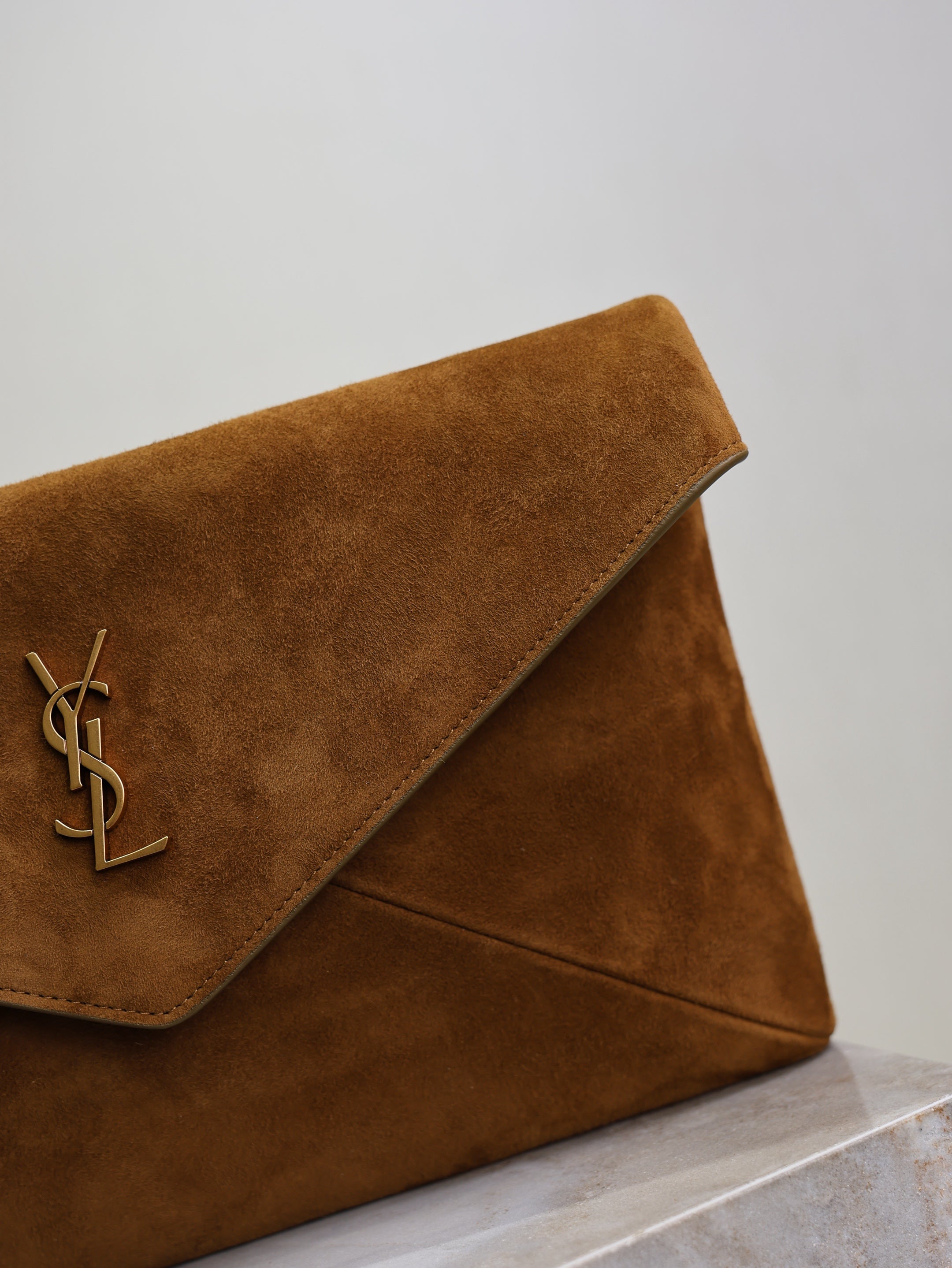 YSL 25S CASSANDRE LARGE ENVELOPE POUCH 29 IN BURNT UMBER SUEDE GOLD HARDWRE