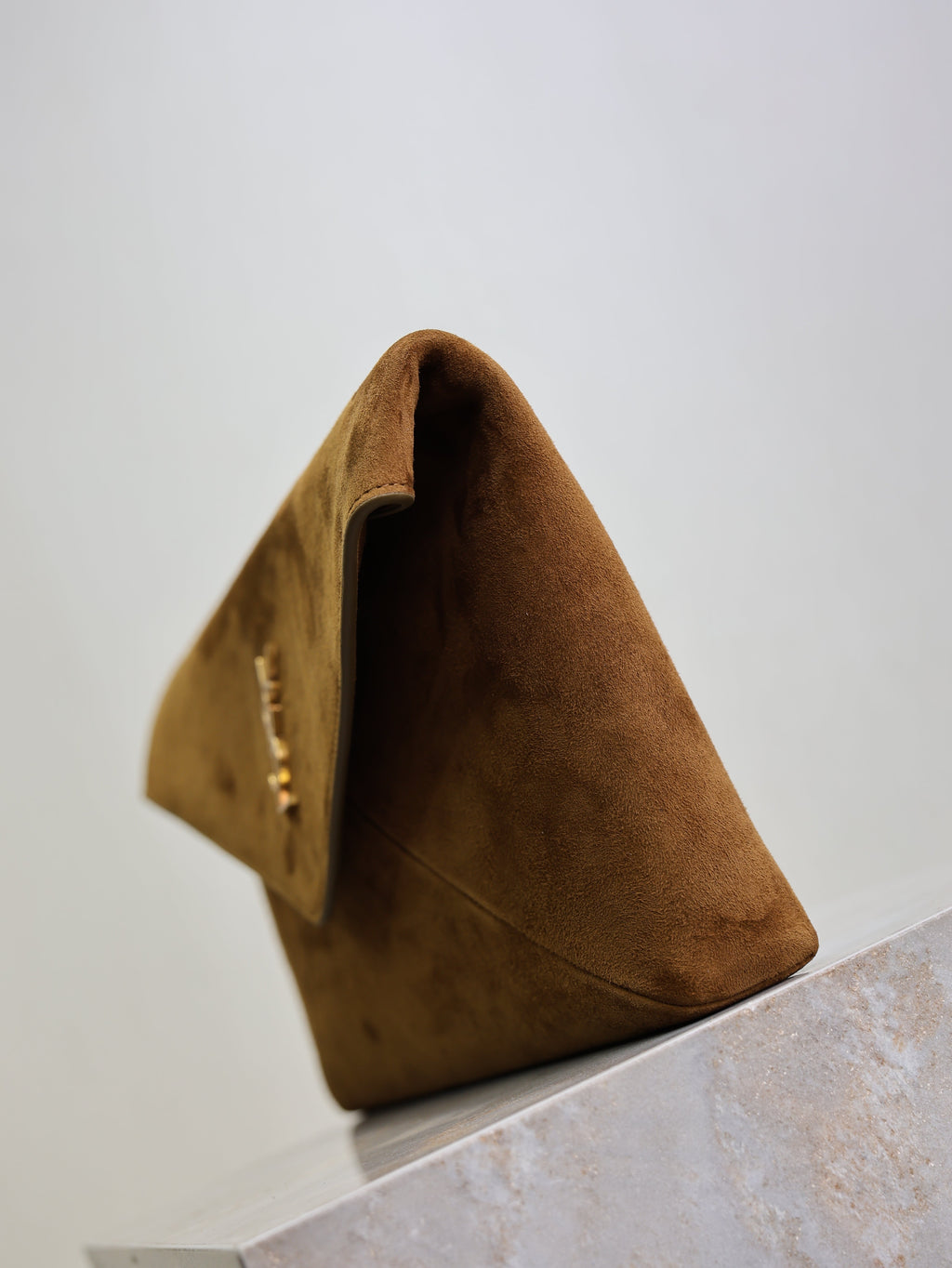 YSL 25S CASSANDRE LARGE ENVELOPE POUCH 29 IN BURNT UMBER SUEDE GOLD HARDWARE