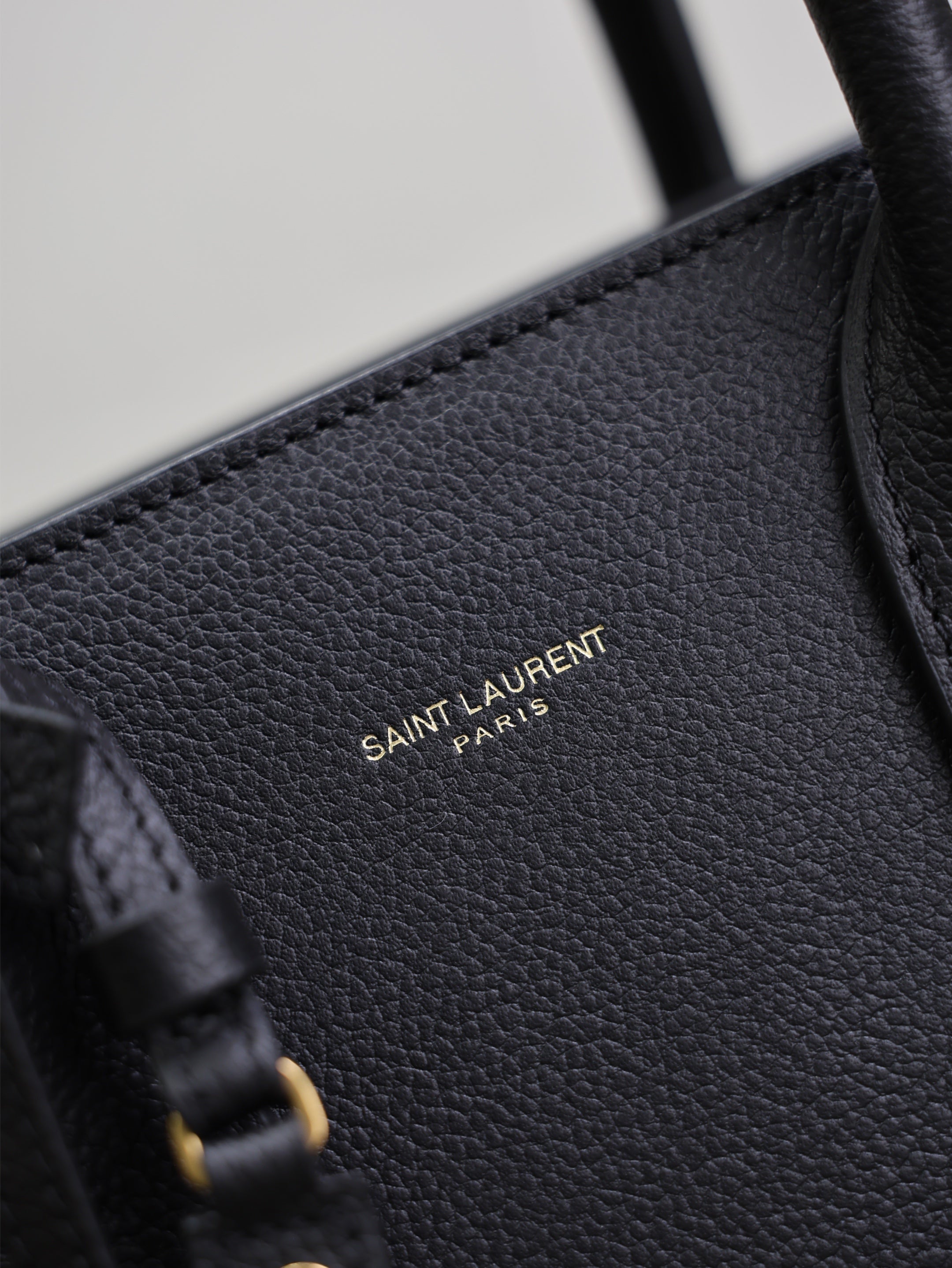 YSL 25S SAC DE JOUR GM 32 IN BLACK SUPPLE GRAINED CALFSKIN GOLD HARDWARE