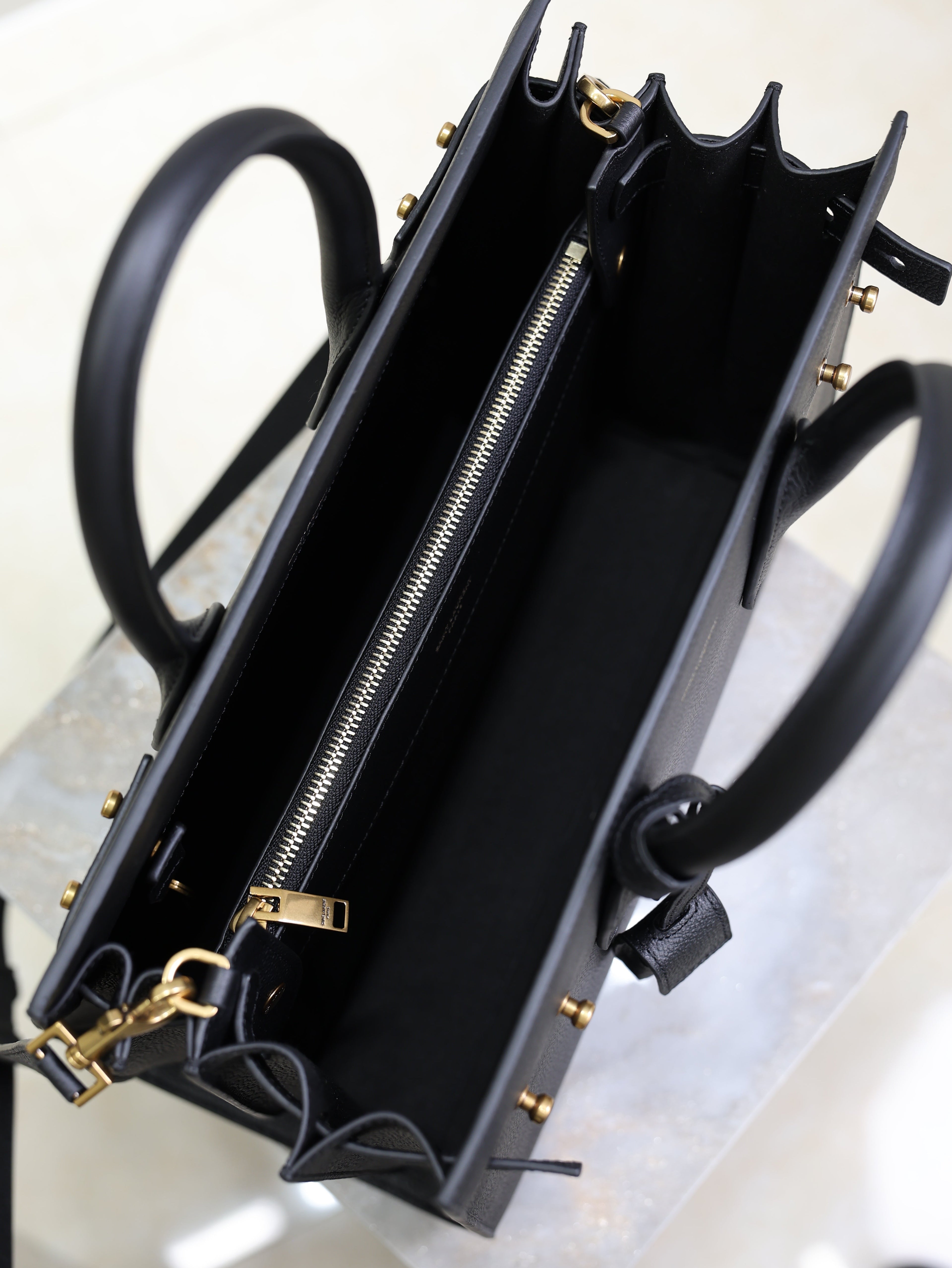 YSL 25S SAC DE JOUR GM 32 IN BLACK SUPPLE GRAINED CALFSKIN GOLD HARDWARE