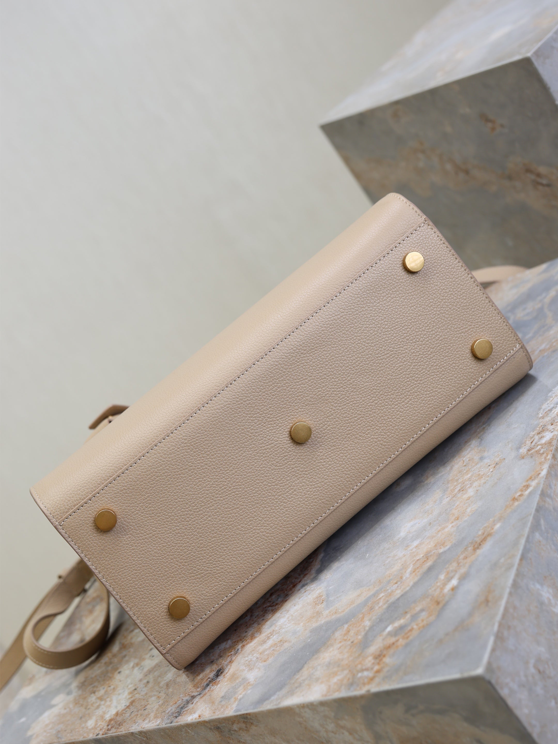 YSL 25S SAC DE JOUR GM 32 IN DARK BEIGE SUPPLE GRAINED CALFSKIN