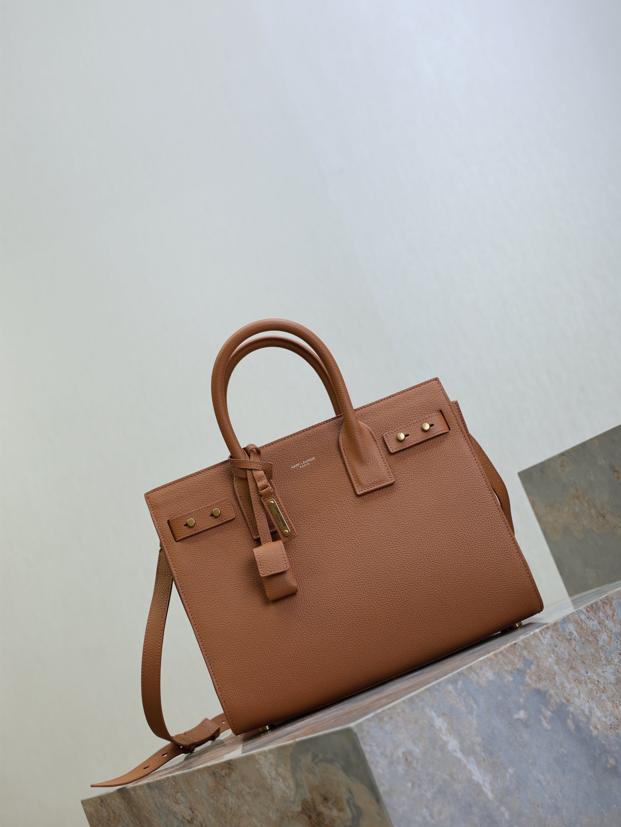 YSL 25S SAC DE JOUR GM 32 IN CHESTNUT BROWN SUPPLE GRAINED CALFSKIN