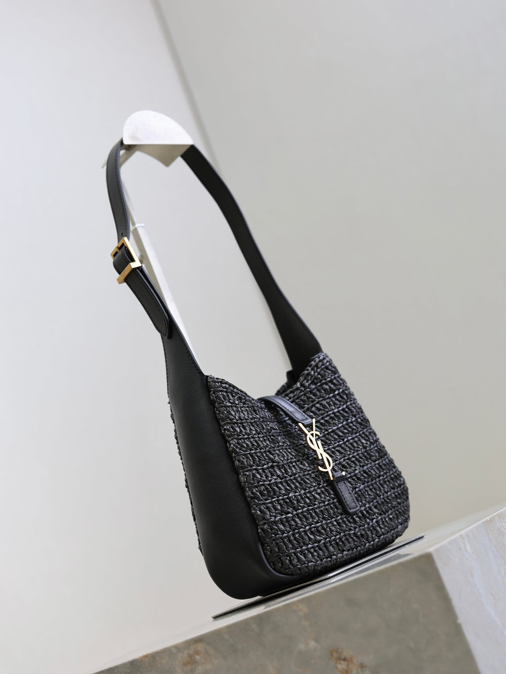 YSL 25S LE 5 À 7 SUPPLE SMALL 16 IN BLACK RAFFIA AND LEATHER GOLD HARDWRE