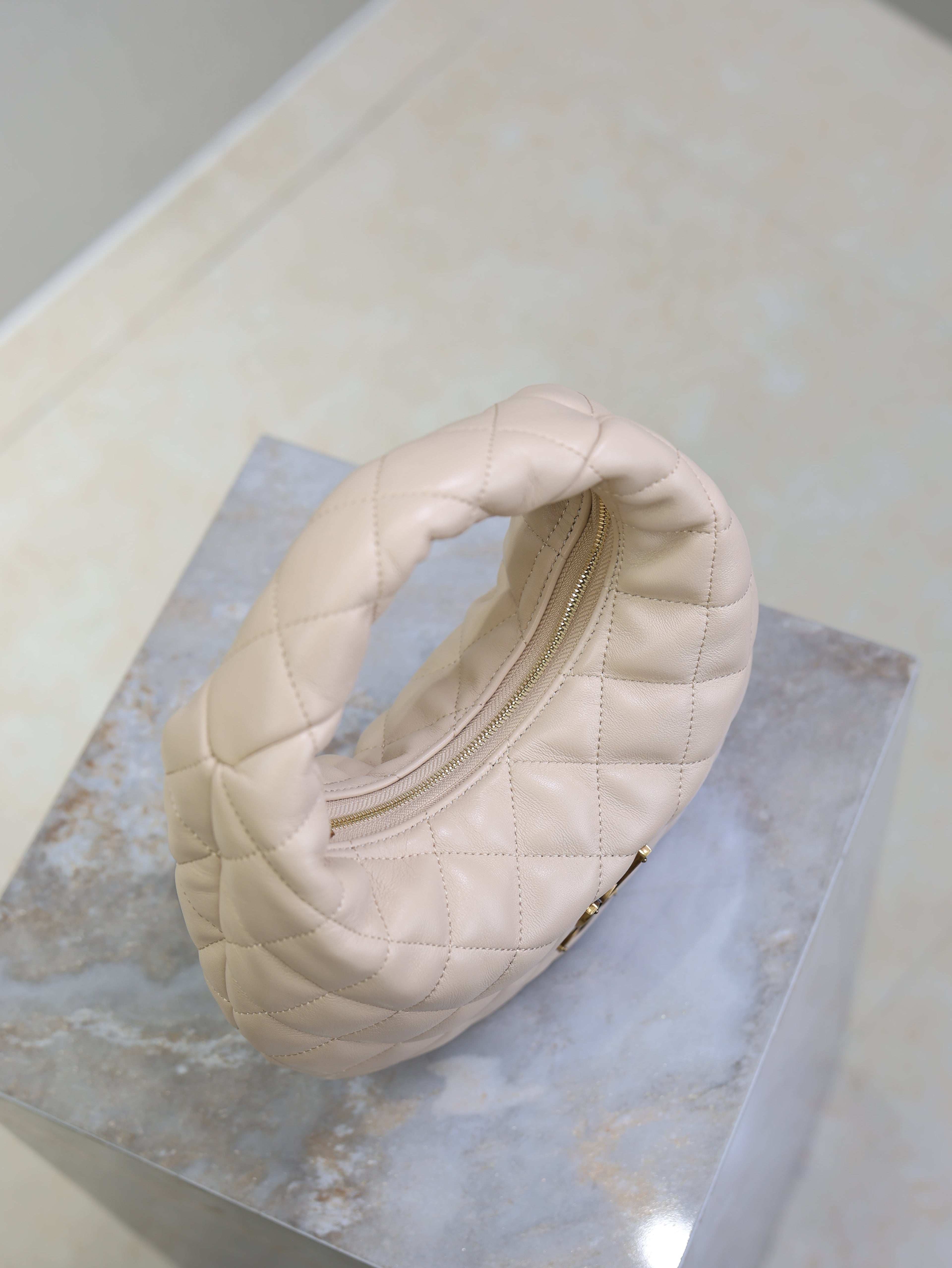 YSL 25S ICARINO 17 IN BEIGE QUILTED CALFSKIN GOLD HARDWARE