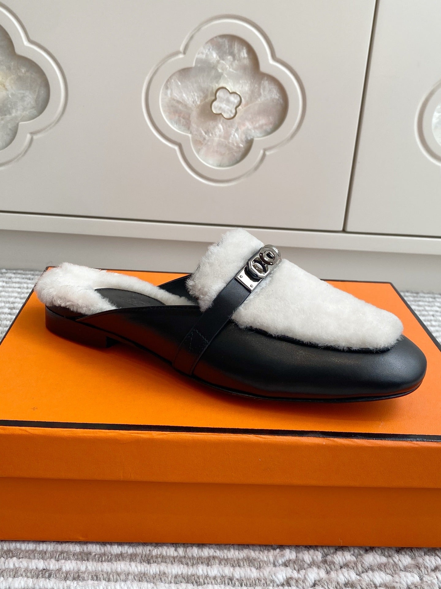 HERMES 25S CATENA MULE IN BEIGE SHEARLING AND BLACK LAMBSKIN WITH SILVER HARDWARE