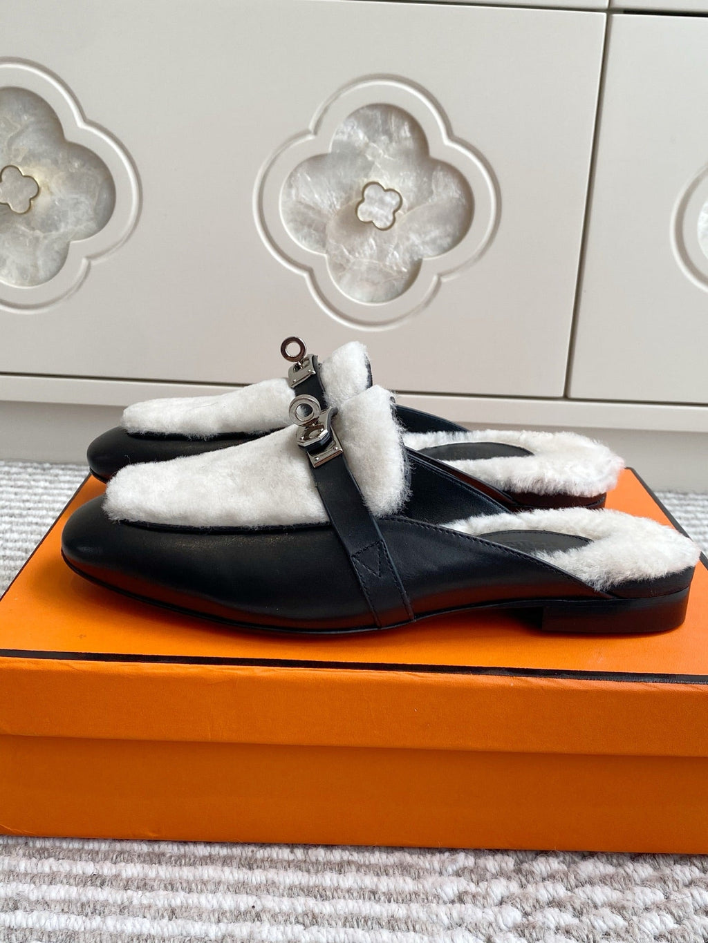 HERMES 25S CATENA MULE IN BEIGE SHEARLING AND BLACK LAMBSKIN WITH SILVER HARDWARE