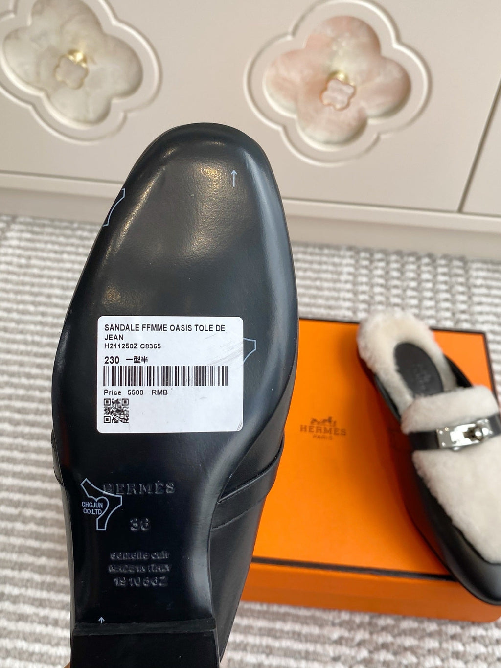 HERMES 25S CATENA MULE IN BEIGE SHEARLING AND BLACK LAMBSKIN WITH SILVER HARDWARE