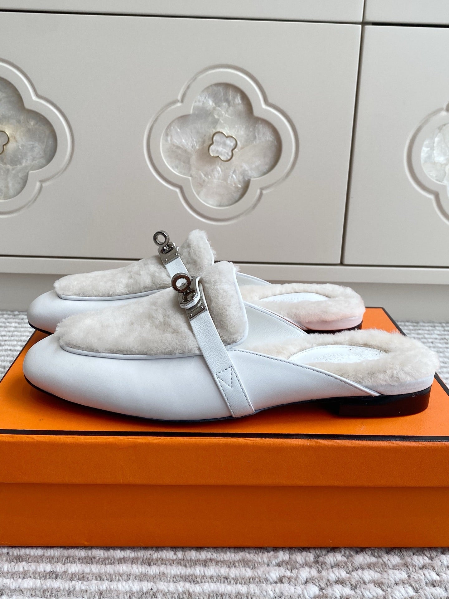HERMES 25S CATENA MULE IN BEIGE SHEARLING AND WHITE LAMBSKIN WITH SILVER HARDWARE