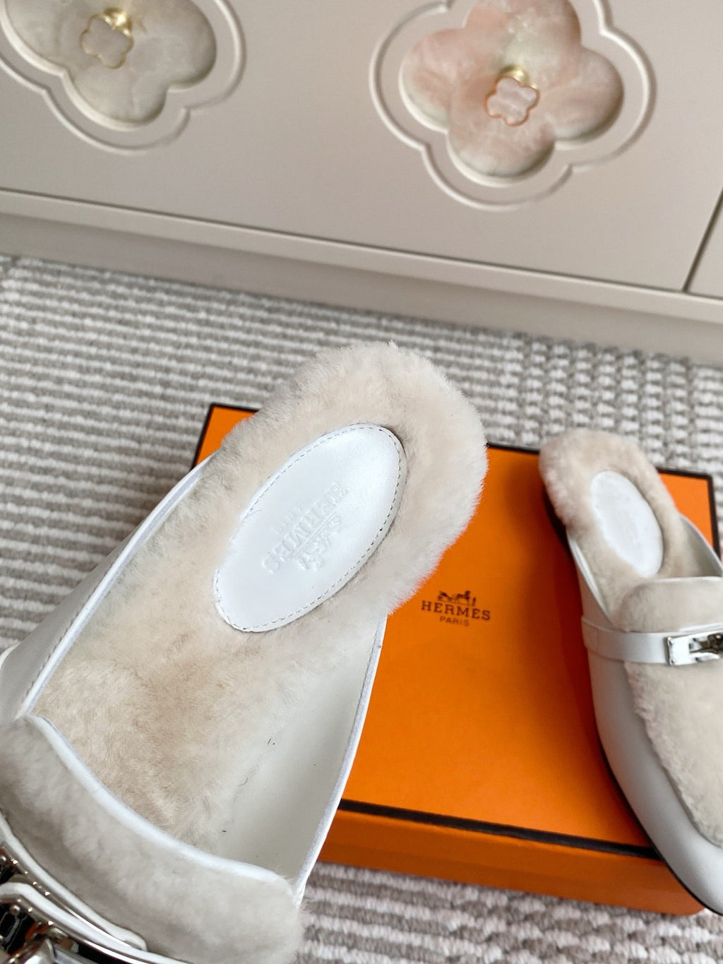 HERMES 25S CATENA MULE IN BEIGE SHEARLING AND WHITE LAMBSKIN WITH SILVER HARDWARE