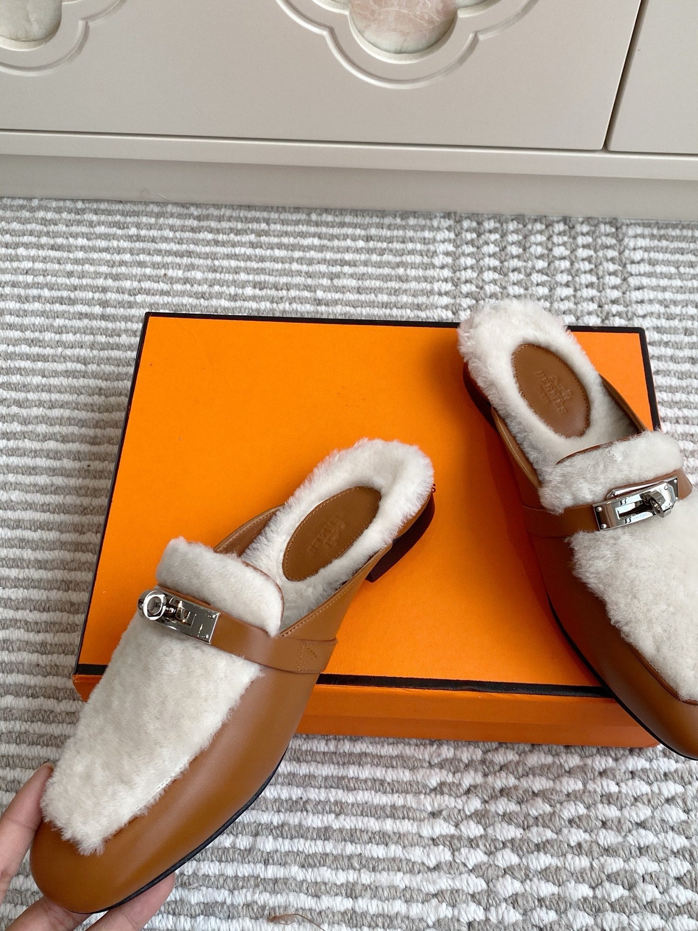 HERMES 25S CATENA MULE IN BEIGE SHEARLING AND BROWN LAMBSKIN WITH SILVER HARDWARE
