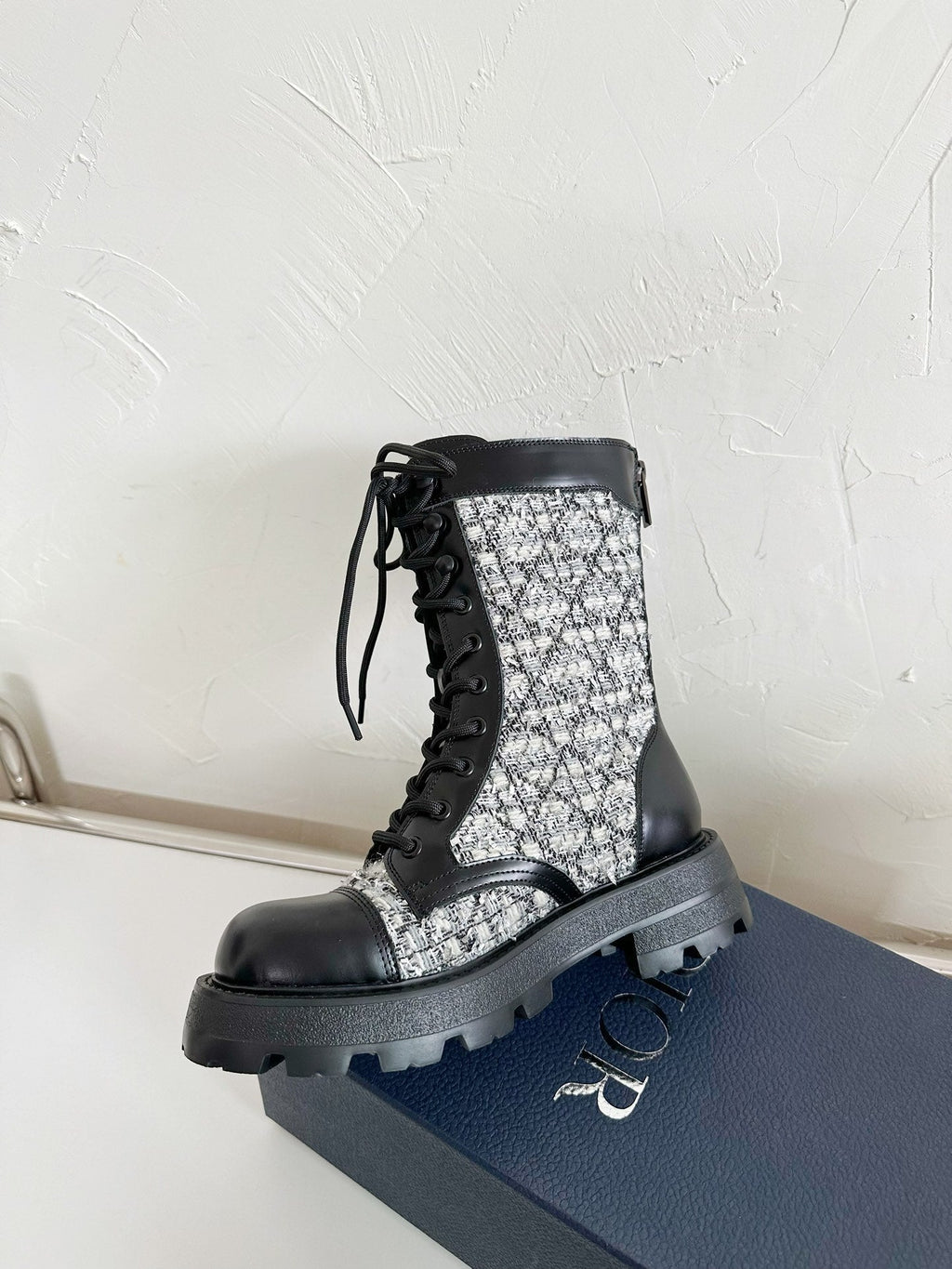 DIOR D-UNIT ANKLE BOOT BLACK CALFSKIN WITH WHITE AND BLACK CANNAGE TWEED