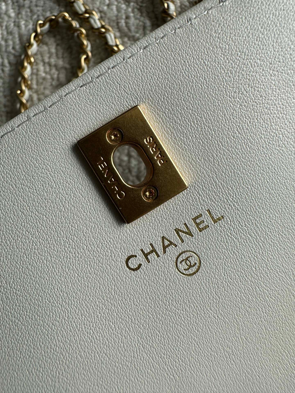 CHANEL 25S CLASSIC WALLET ON CHAIN 19 IN WHITE LAMBSKIN WITH GOLD HARDWARE