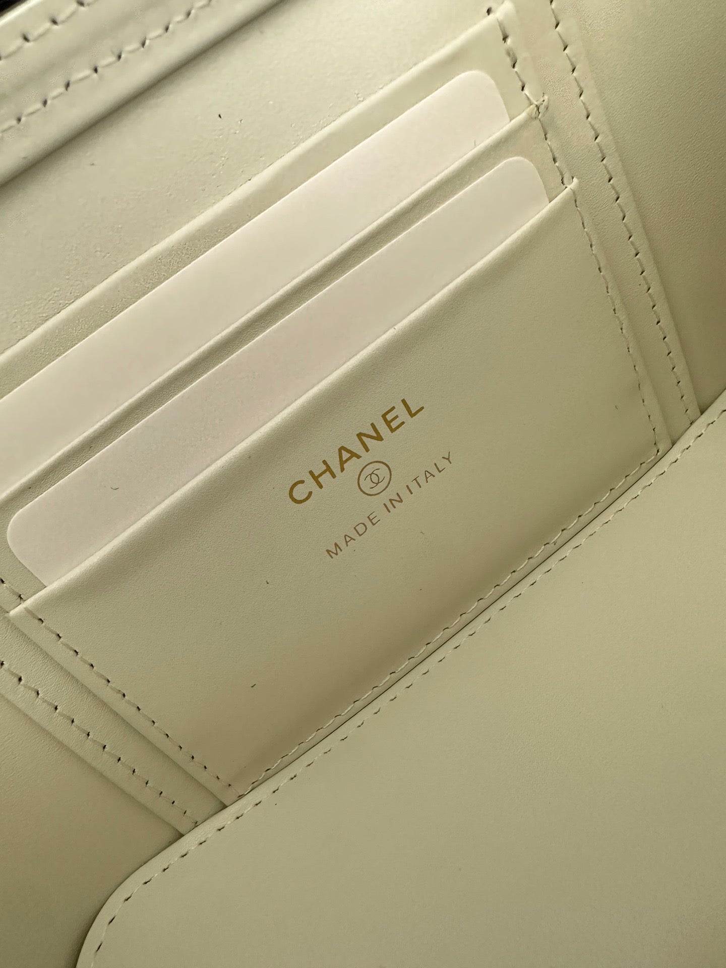 CHANEL 25S VANITY BAG 17 IN WHITE CAVIAR LEATHER WITH GOLD HARDWARE