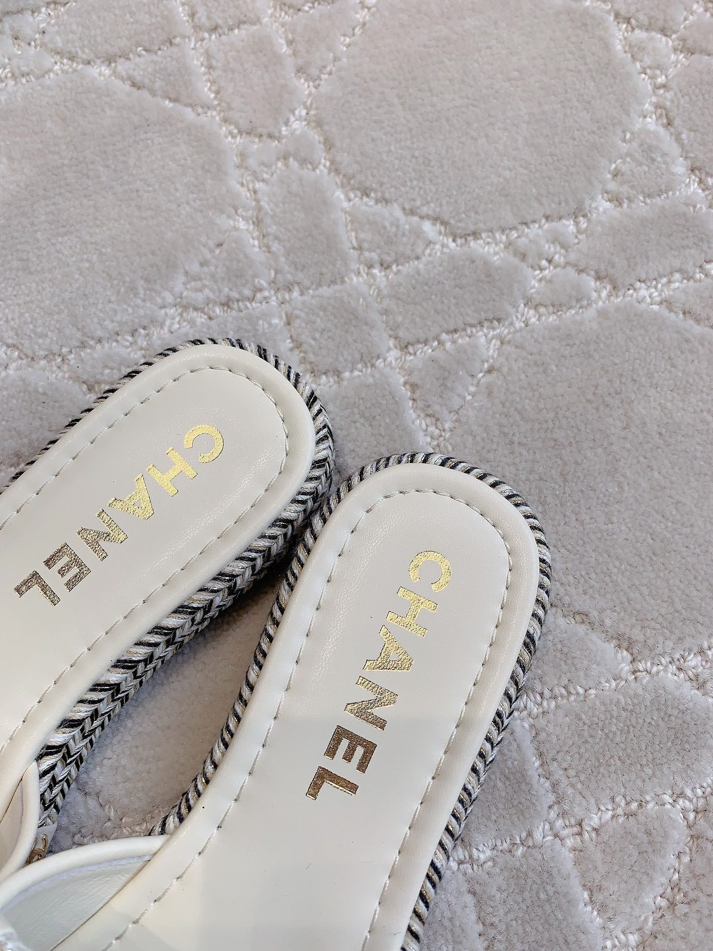 CHANEL PLATFORM SLIPPERS IN WHITE WOOL AND LAMBSKIN
