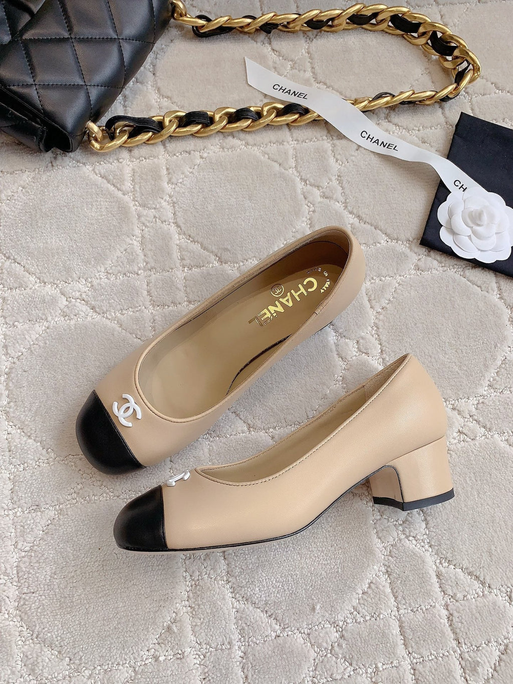 CHANEL PUMP ROUNG TOE IN BEIGE CREAM MIX BLACK SHEEPSKIN