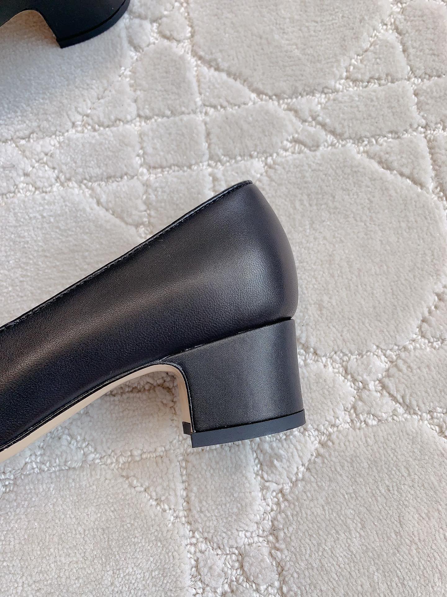 CHANEL PUMP ROUNG TOE IN BLACK SHEEPSKIN