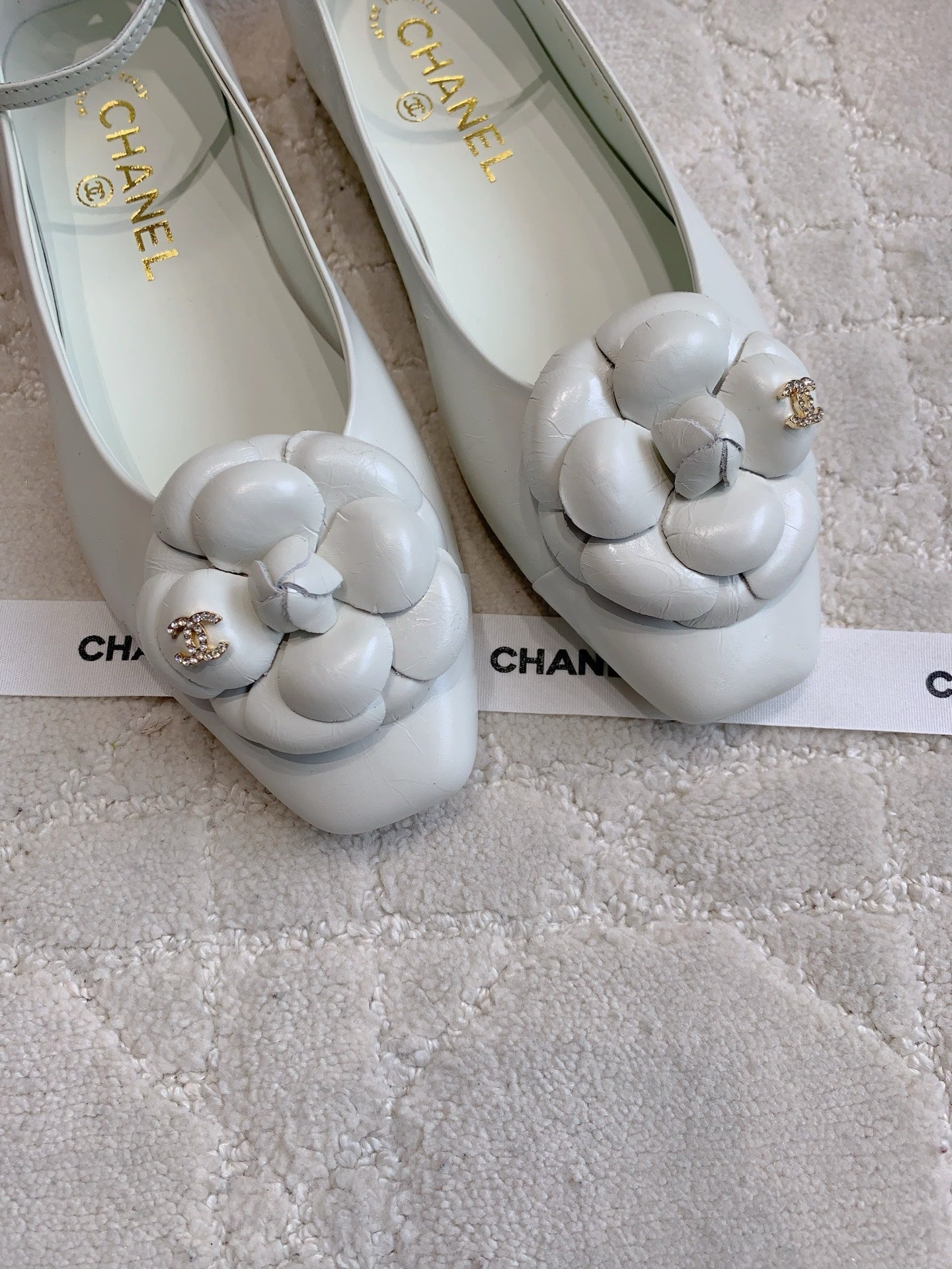 CHANEL 25S CAMELLIA SQUARE TOE FLATS IN WHITE CALFSKIN GOLD HARDWARE