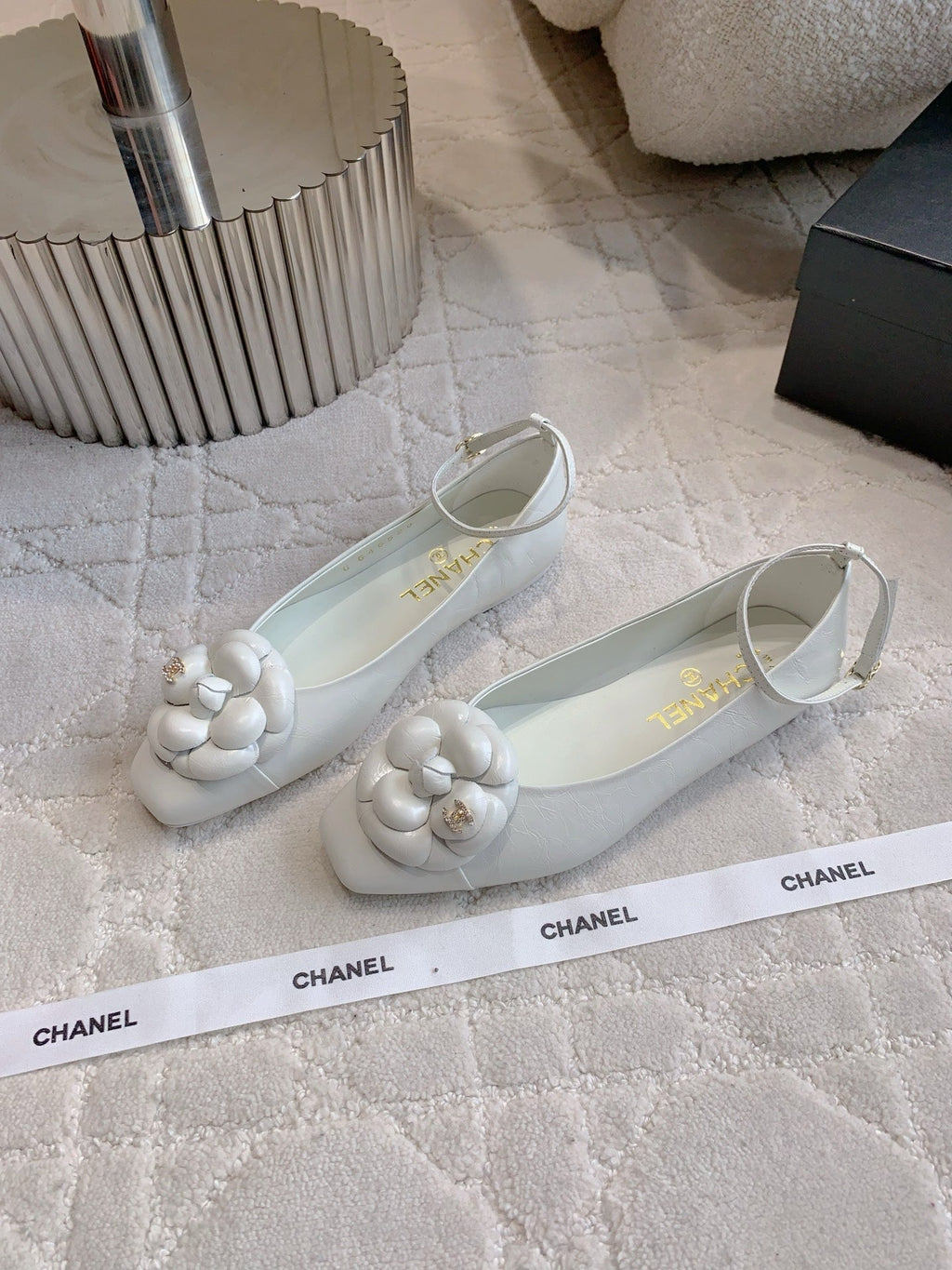 CHANEL 25S CAMELLIA SQUARE TOE FLATS IN WHITE CALFSKIN GOLD HARDWARE