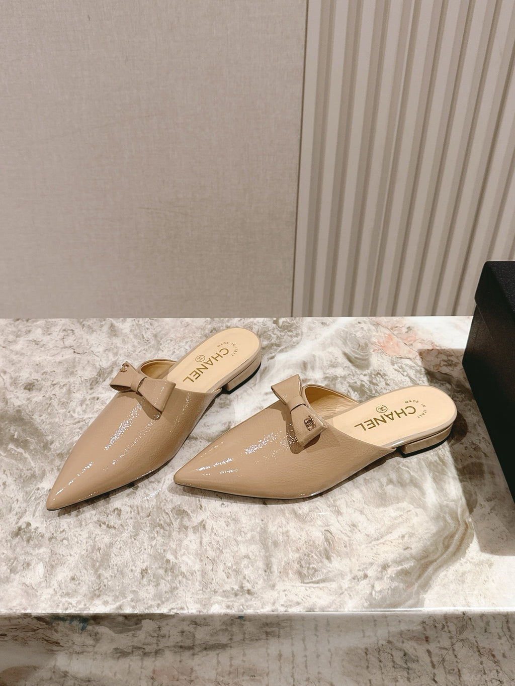 CHANEL FLAT MULES 25S IN BEIGE PATENT LEATHER