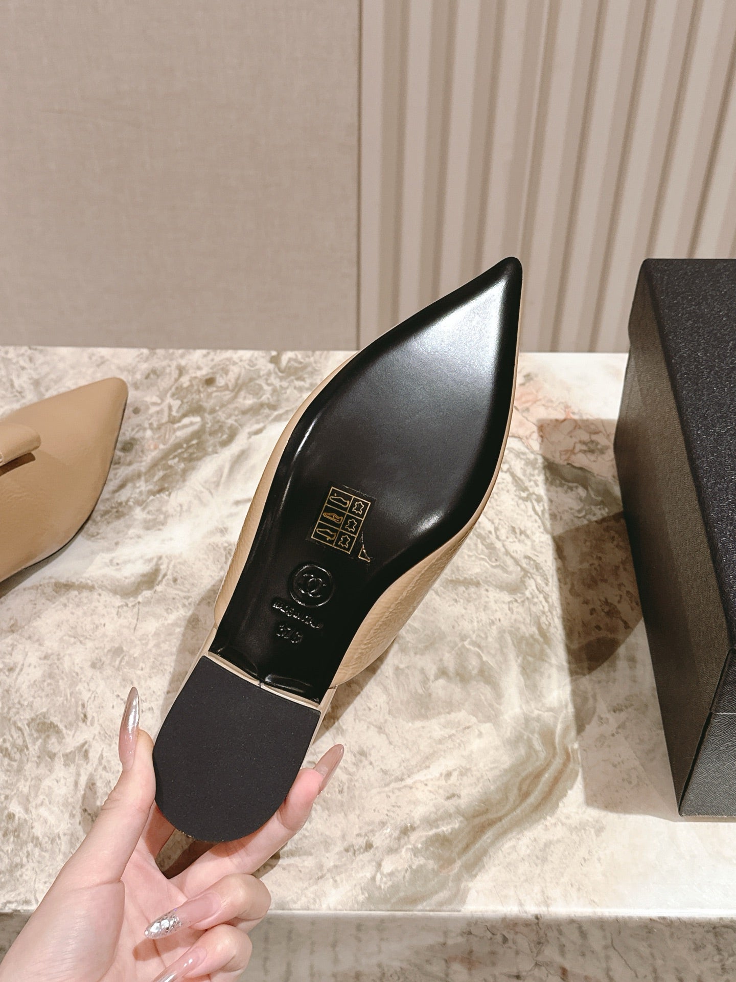 CHANEL FLAT MULES 25S IN BEIGE PATENT LEATHER