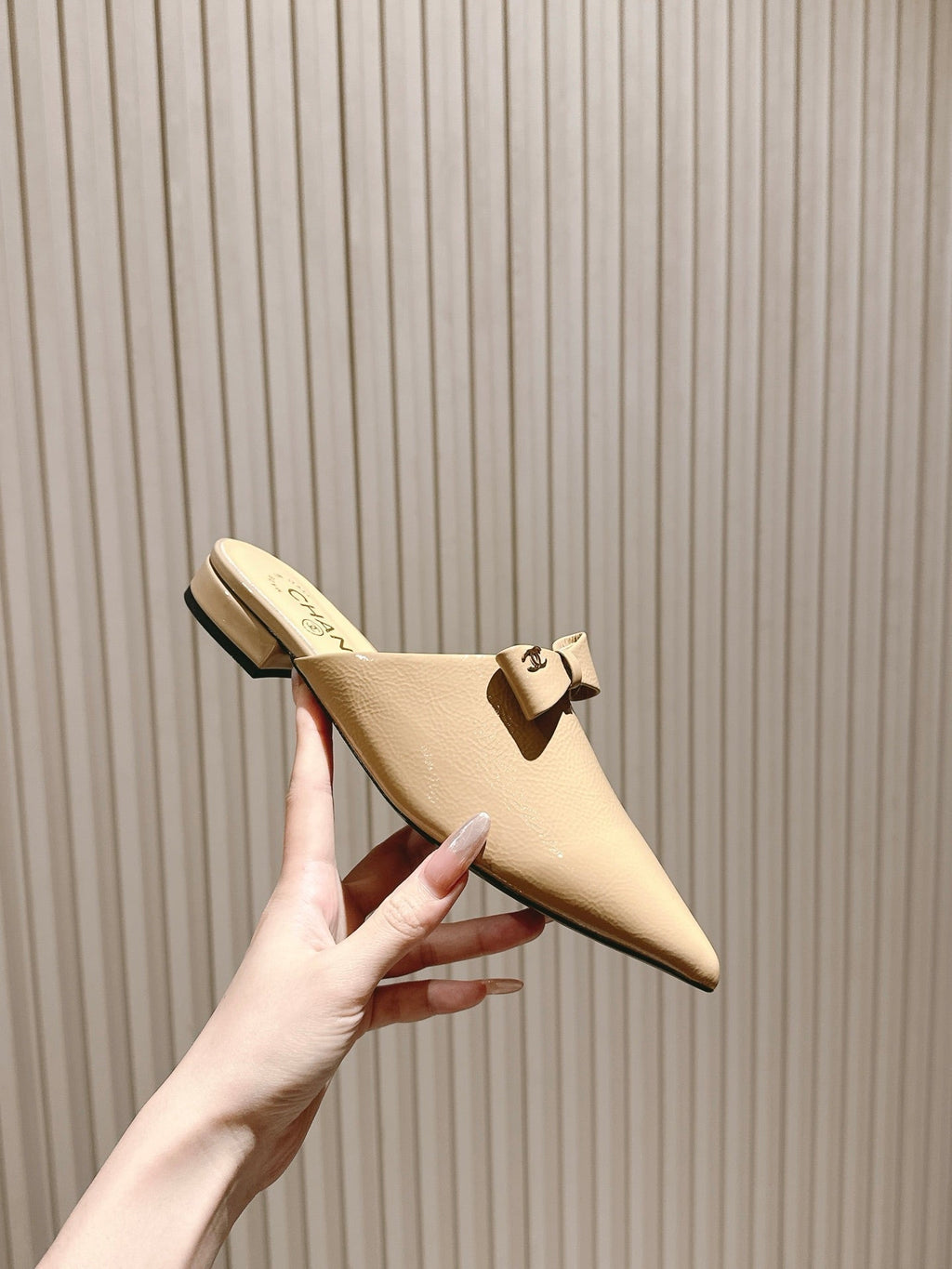CHANEL FLAT MULES 25S IN BEIGE PATENT LEATHER