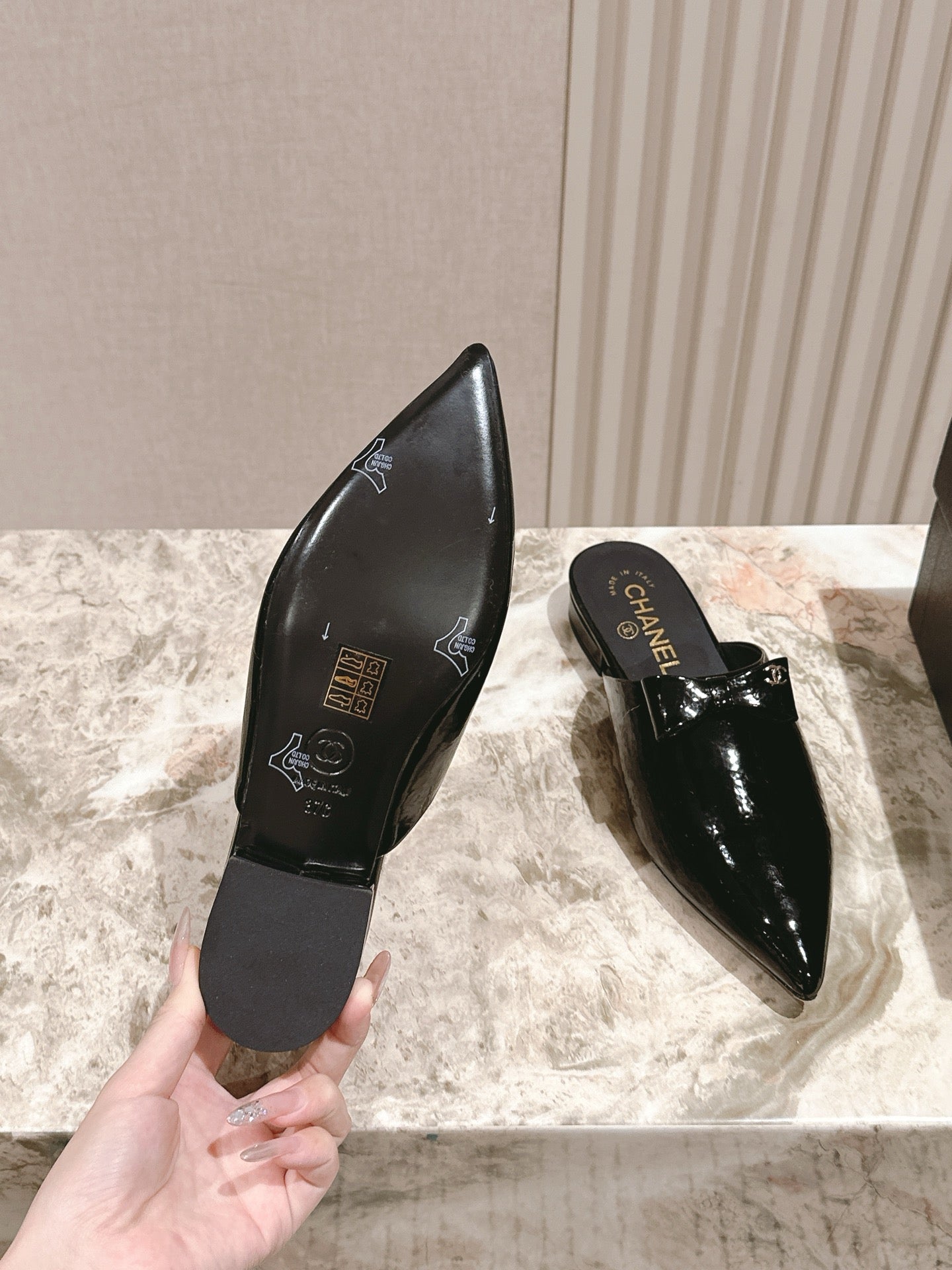 CHANEL FLAT MULES 25S IN BLACK PATENT LEATHER
