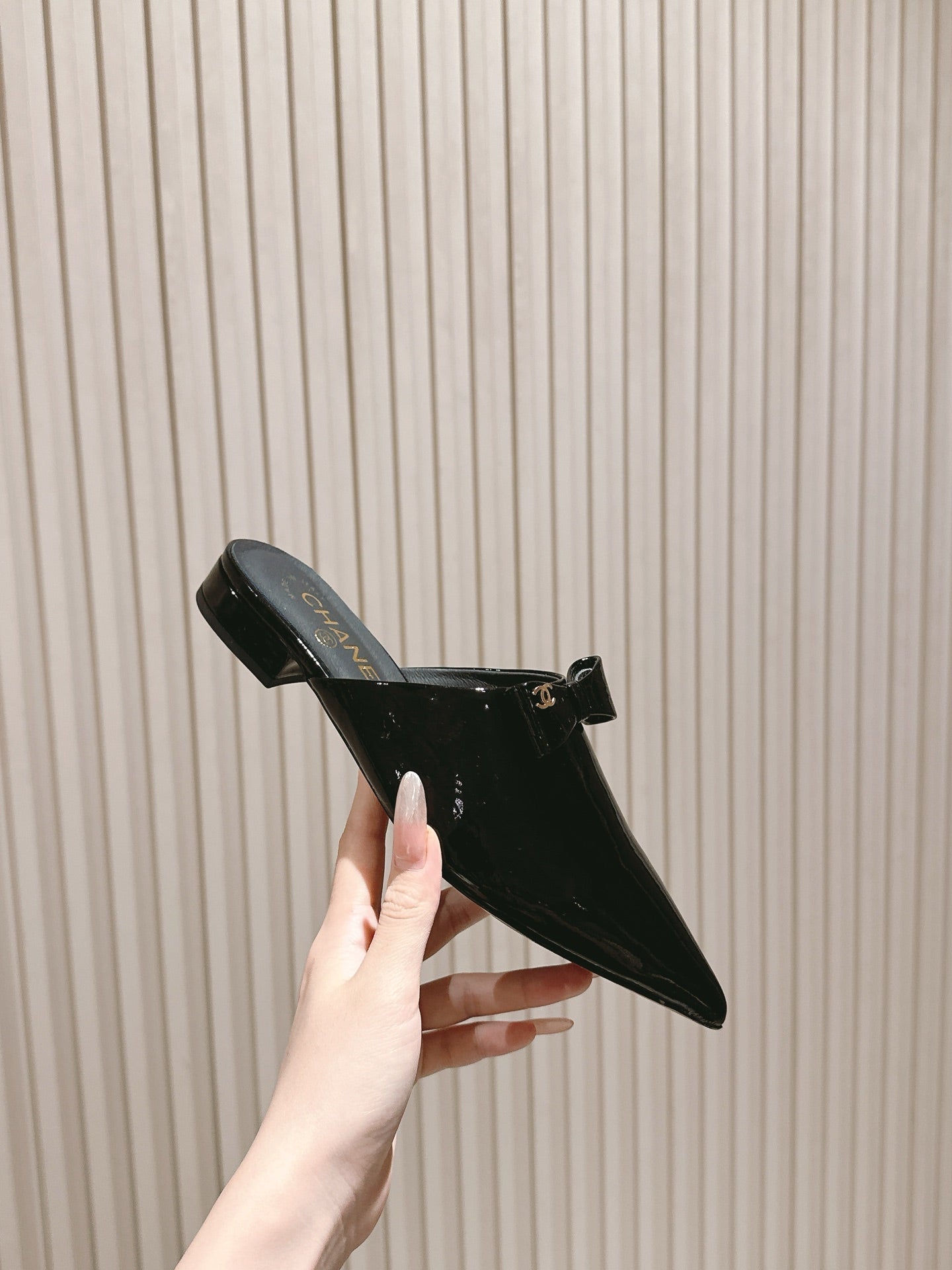CHANEL FLAT MULES 25S IN BLACK PATENT LEATHER