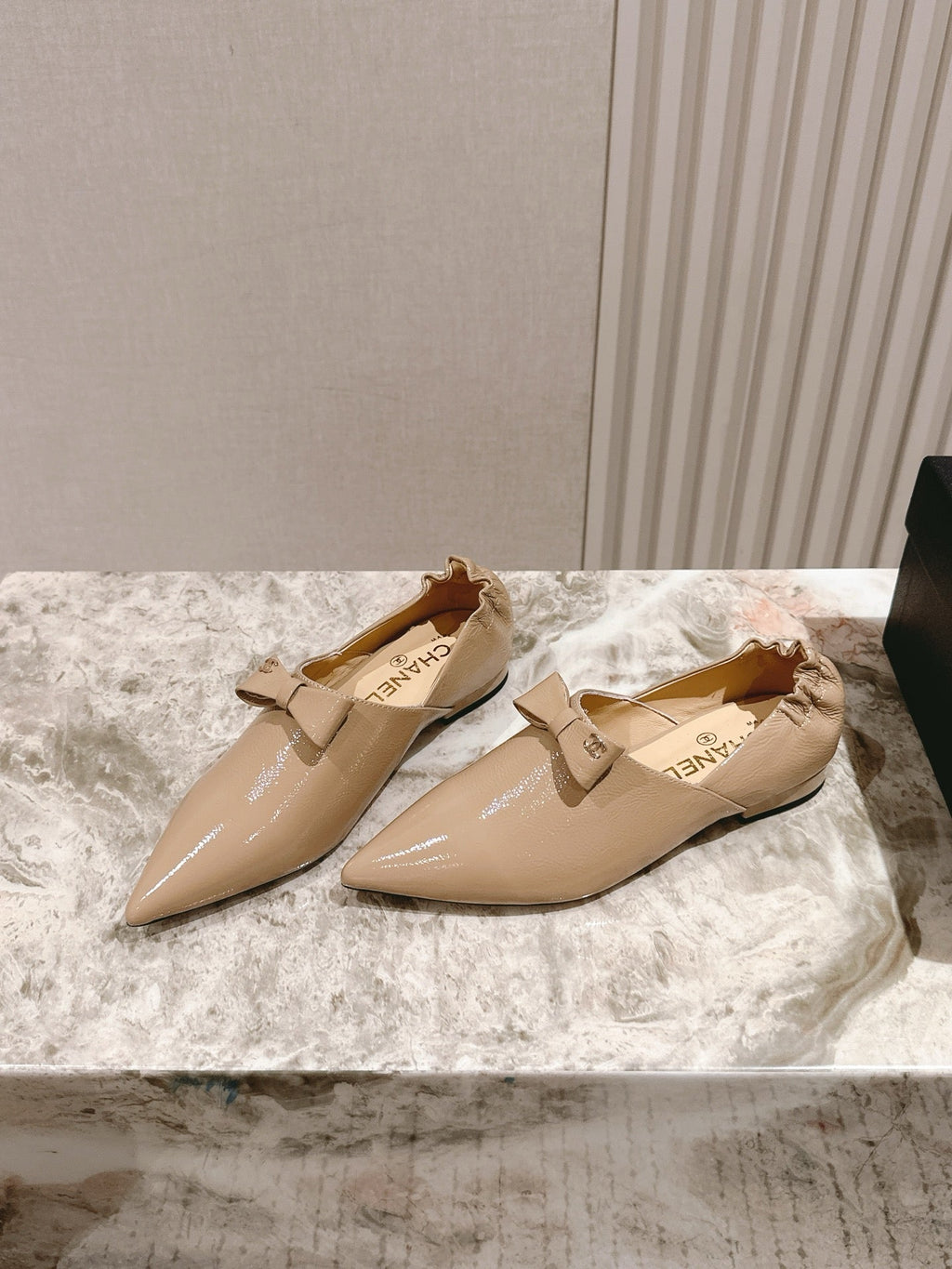 CHANEL FLATS 25S IN BEIGE PATENT LEATHER
