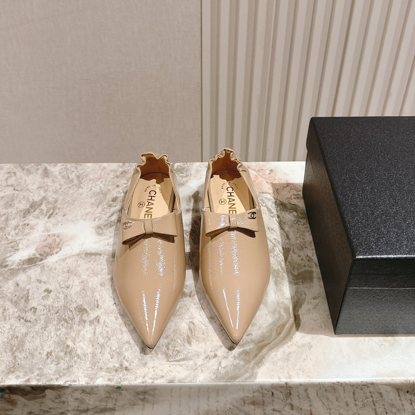 CHANEL FLATS 25S IN BEIGE PATENT LEATHER