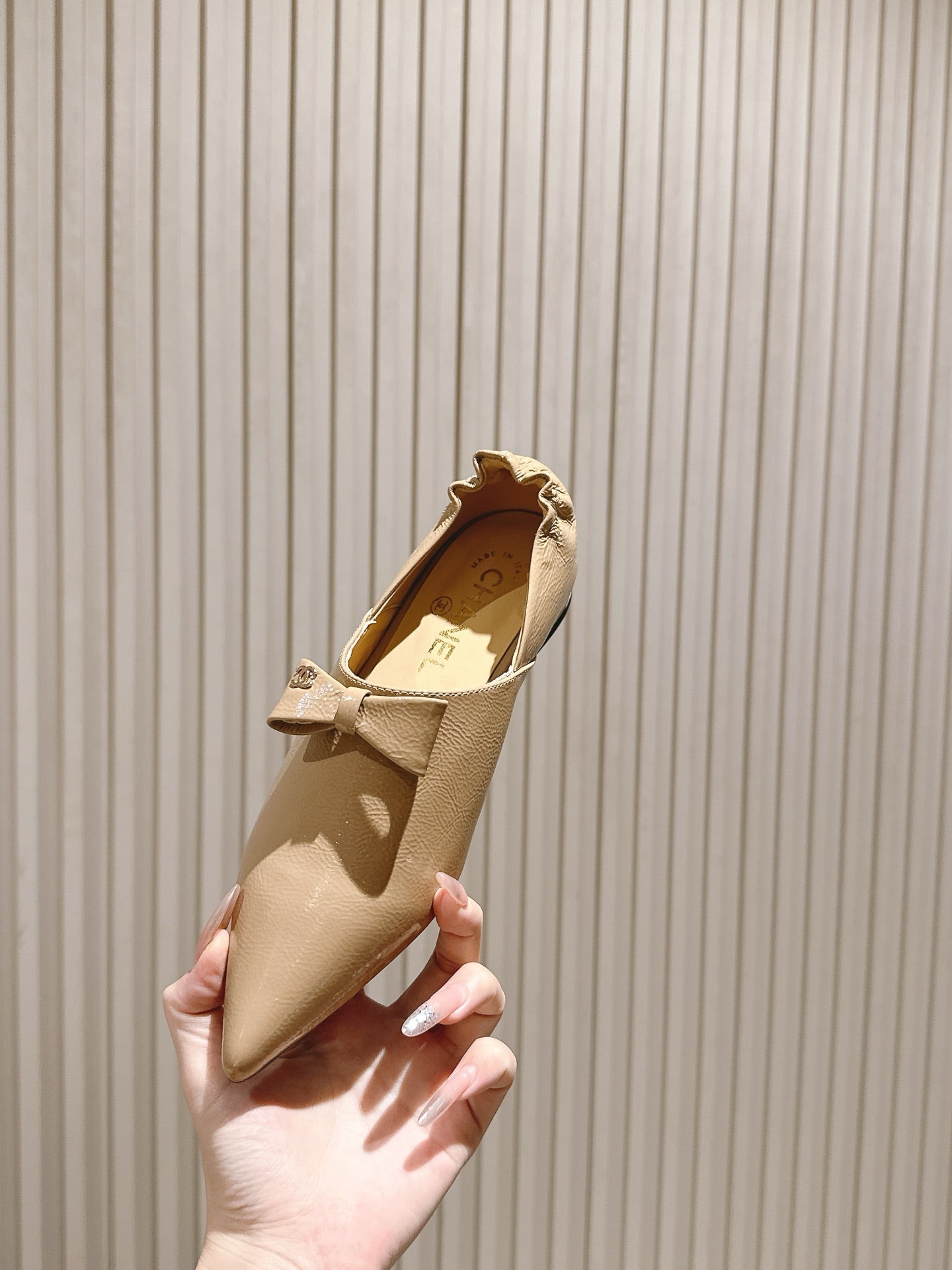 CHANEL FLATS 25S IN BEIGE PATENT LEATHER
