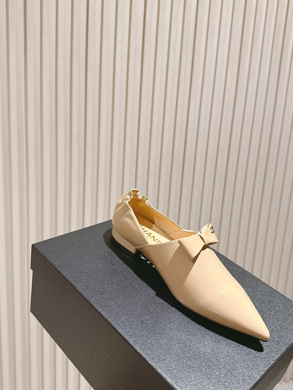 CHANEL FLATS 25S IN BEIGE PATENT LEATHER