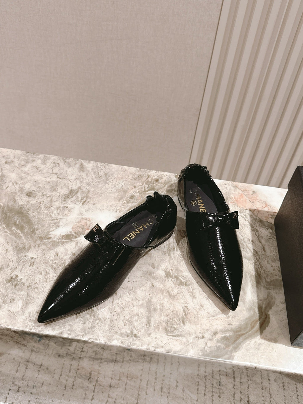 CHANEL FLATS 25S IN BLACK PATENT LEATHER