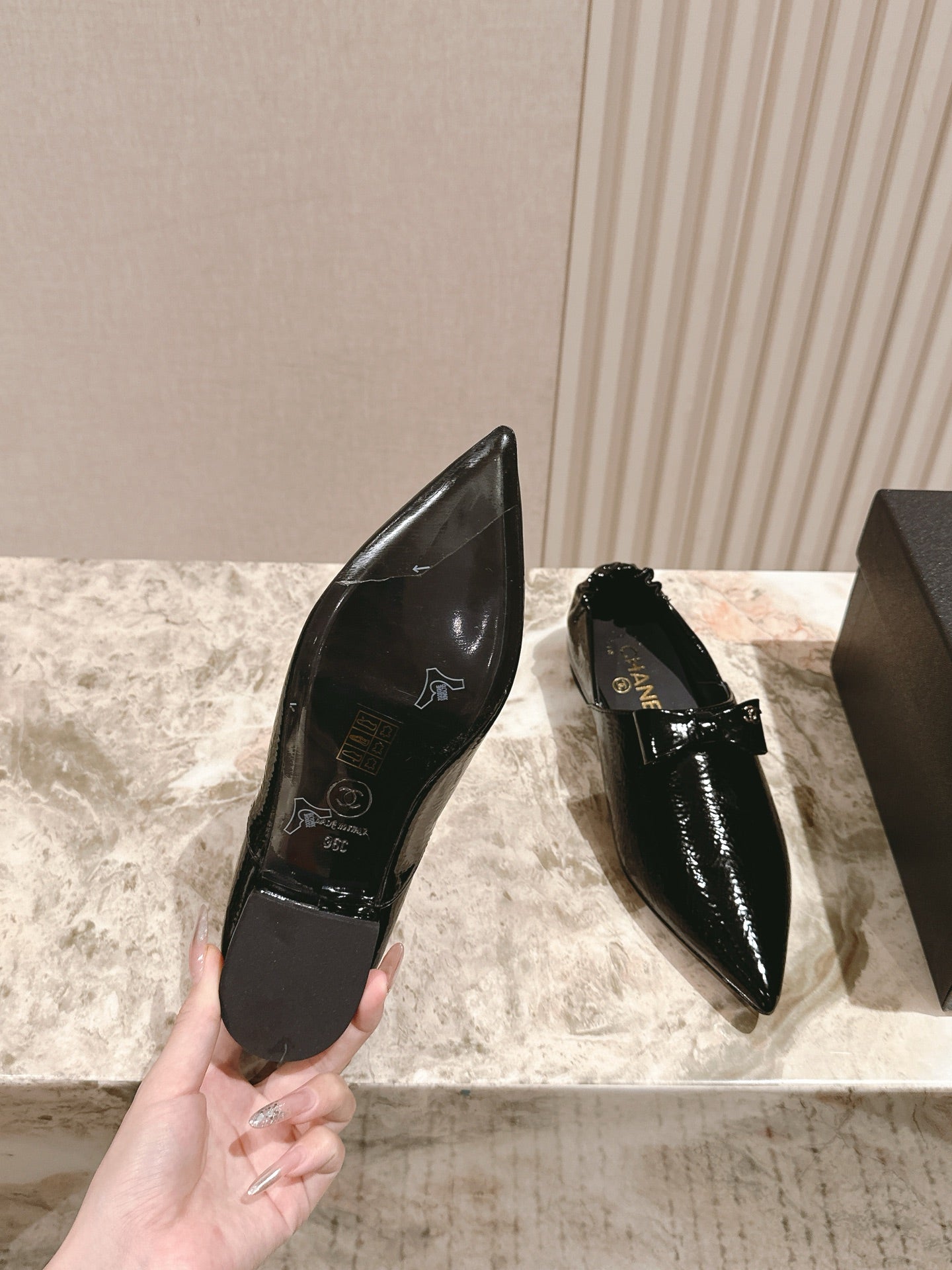 CHANEL FLATS 25S IN BLACK PATENT LEATHER