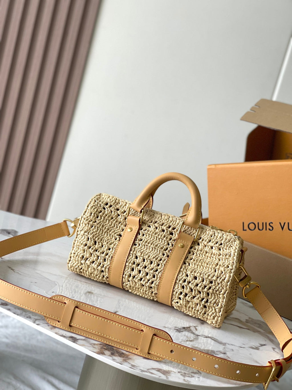 LOUIS VUITTON KEEPALL BANDOULIÈRE 25 IN BEIGE CROCHETED RAFFIA AND CALFSKIN TRIM