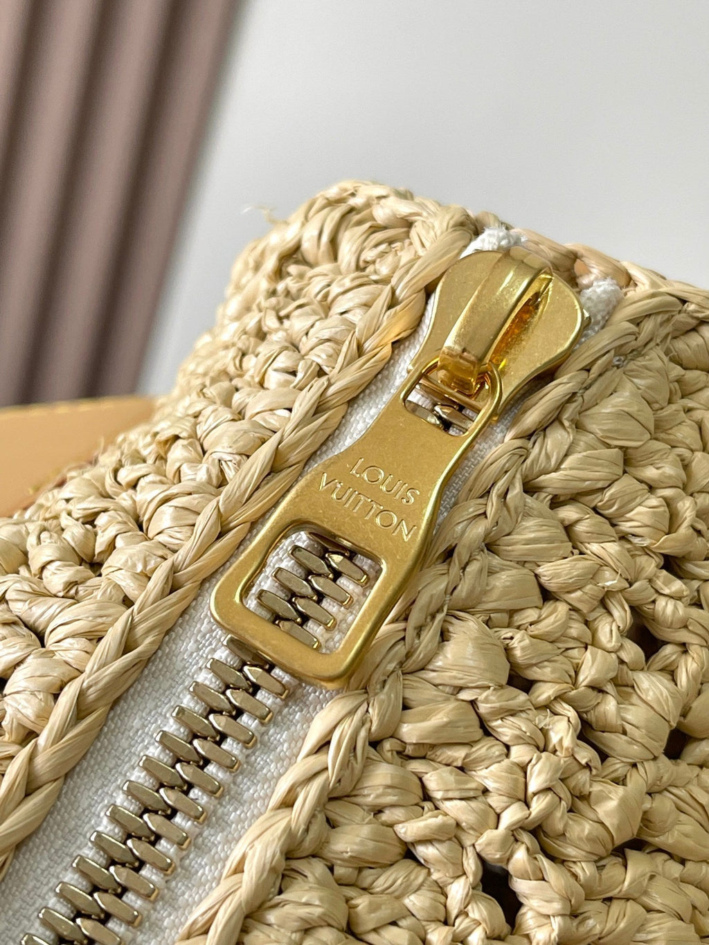LOUIS VUITTON KEEPALL BANDOULIÈRE 25 IN BEIGE CROCHETED RAFFIA AND CALFSKIN TRIM