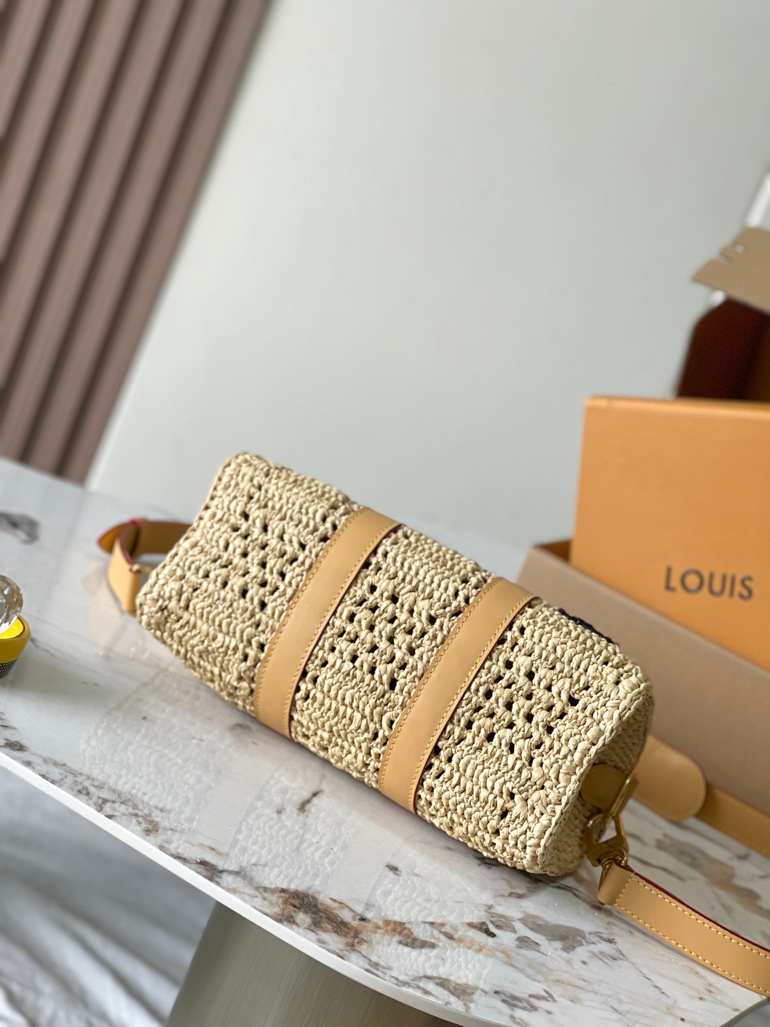LOUIS VUITTON KEEPALL BANDOULIÈRE 25 IN BEIGE CROCHETED RAFFIA AND CALFSKIN TRIM