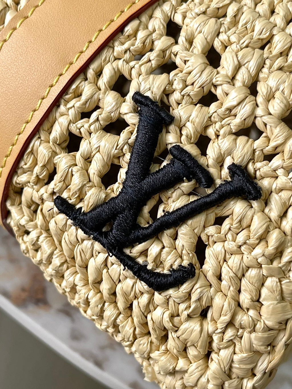 LOUIS VUITTON KEEPALL BANDOULIÈRE 25 IN BEIGE CROCHETED RAFFIA AND CALFSKIN TRIM