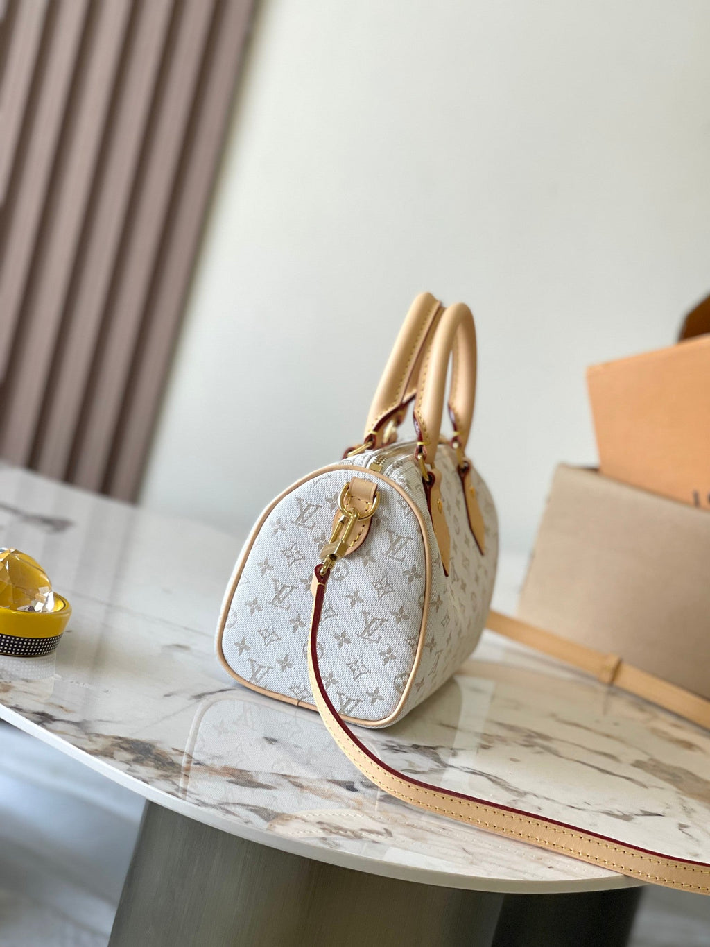 LOUIS VUITTON SPEEDY BANDOULIÈRE 20 IN WHITE MONOGRAM JACQUARD AND BEIGE CALFSKIN TRIM