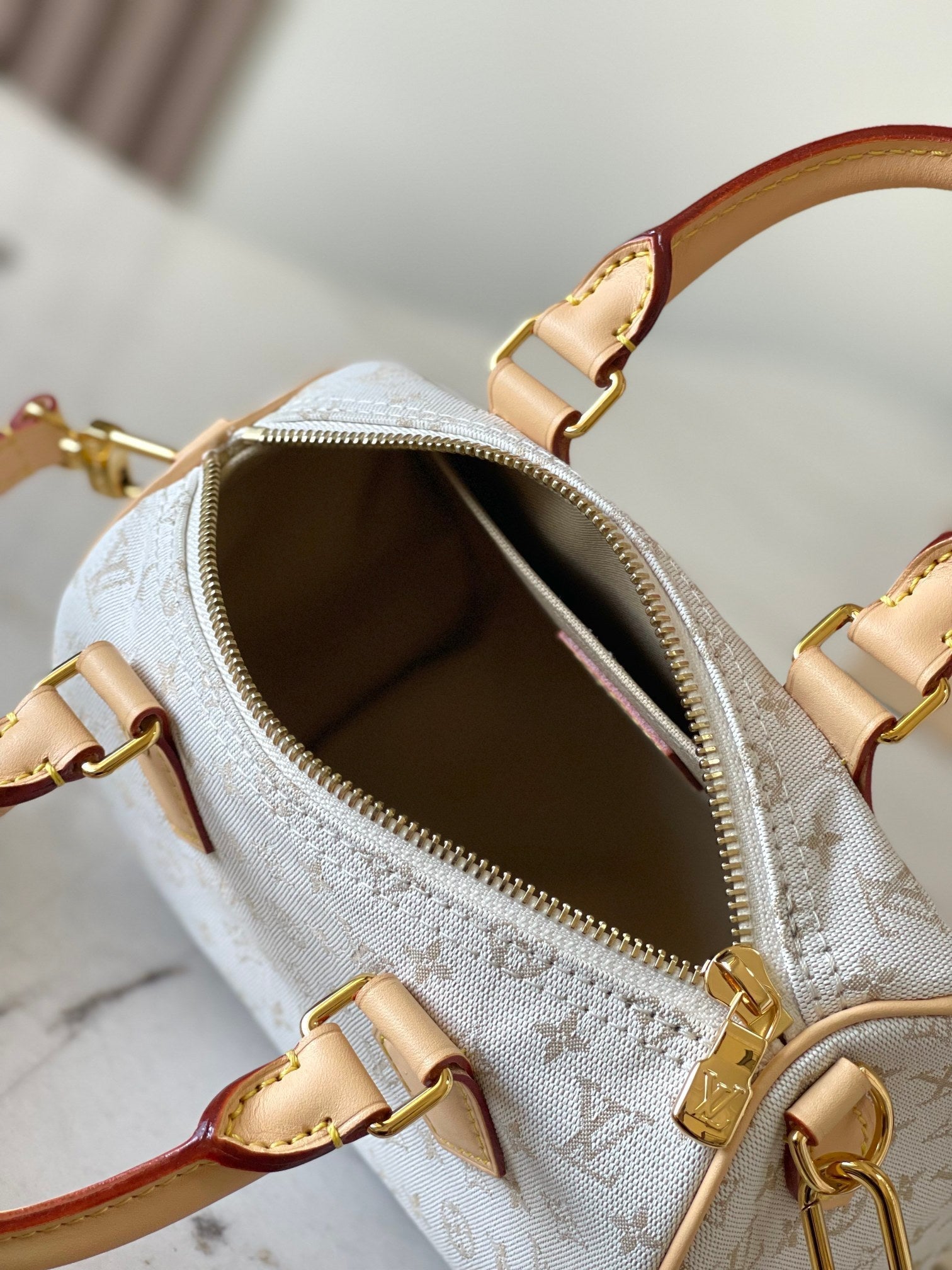 LOUIS VUITTON SPEEDY BANDOULIÈRE 20 IN WHITE MONOGRAM JACQUARD AND BEIGE CALFSKIN TRIM