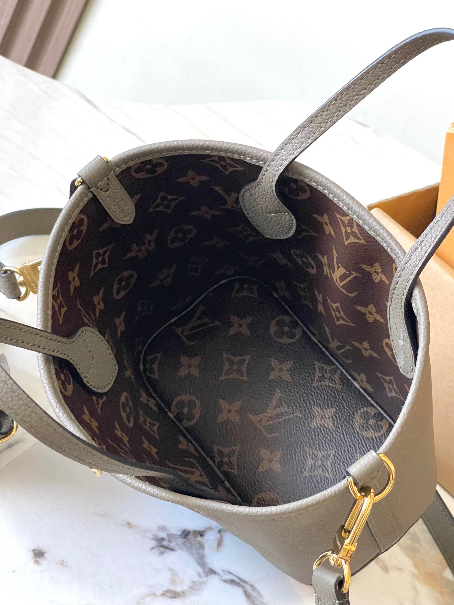 LOUIS VUITTON NEVERFULL BANDOULIÈRE INSIDE OUT BB 24 IN BROWN MONOGRAM CANVAS AND GRAY CALFSKIN