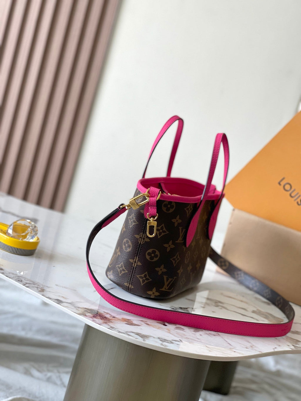 LOUIS VUITTON NEVERFULL BANDOULIÈRE INSIDE OUT BB 24 IN BROWN MONOGRAM CANVAS AND PINK CALFSKIN