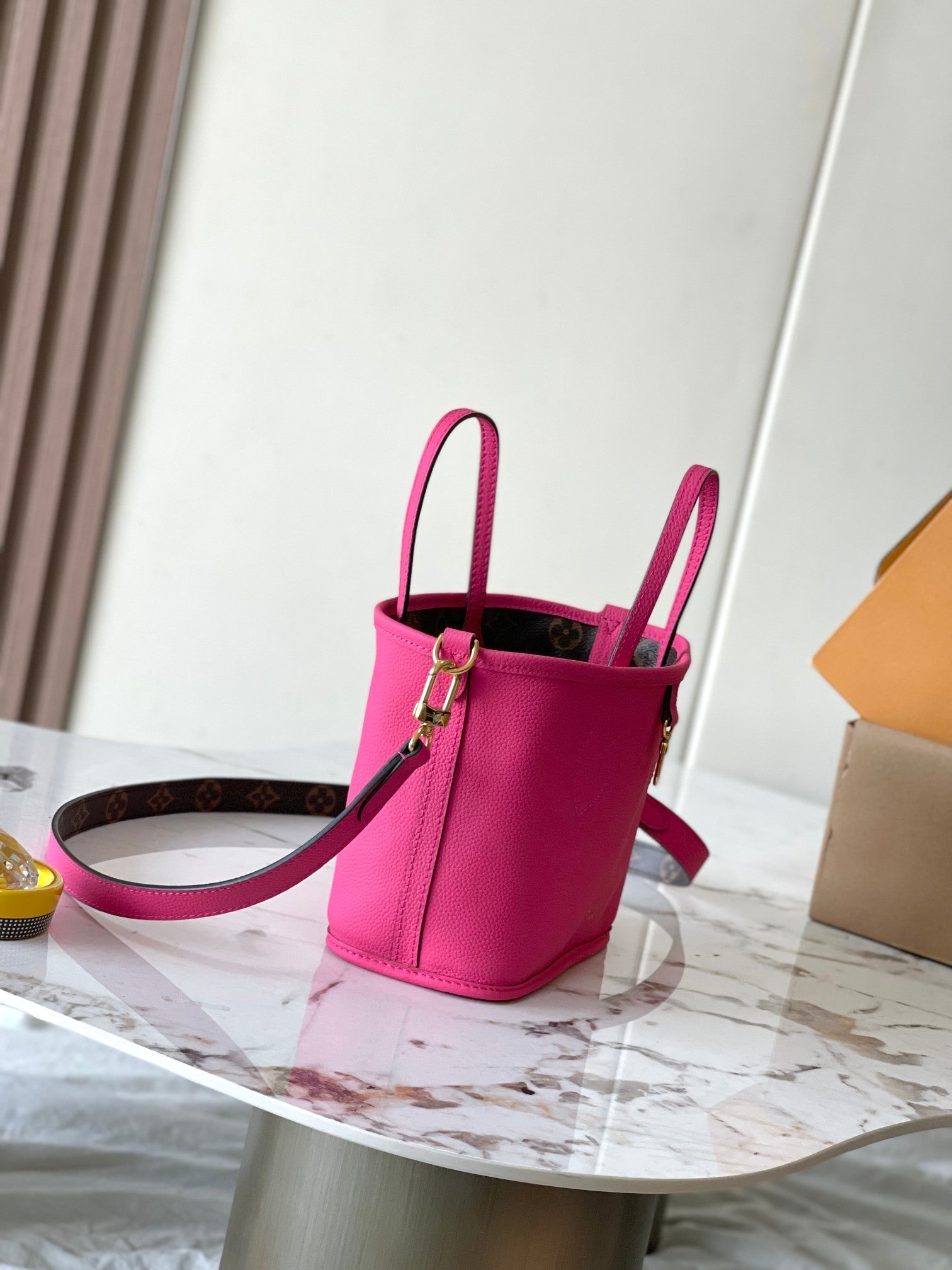 LOUIS VUITTON NEVERFULL BANDOULIÈRE INSIDE OUT BB 24 IN BROWN MONOGRAM CANVAS AND PINK CALFSKIN