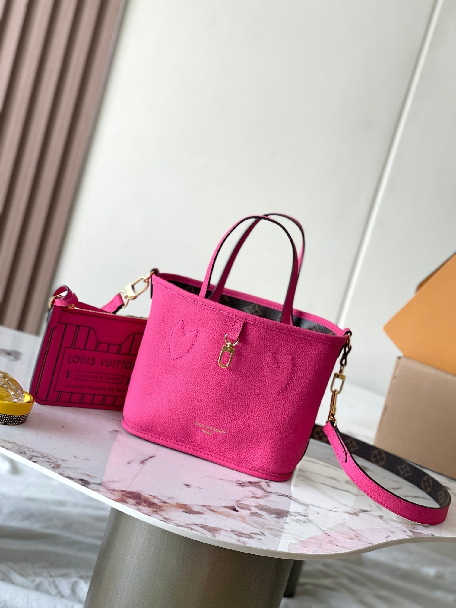LOUIS VUITTON NEVERFULL BANDOULIÈRE INSIDE OUT BB 24 IN BROWN MONOGRAM CANVAS AND PINK CALFSKIN