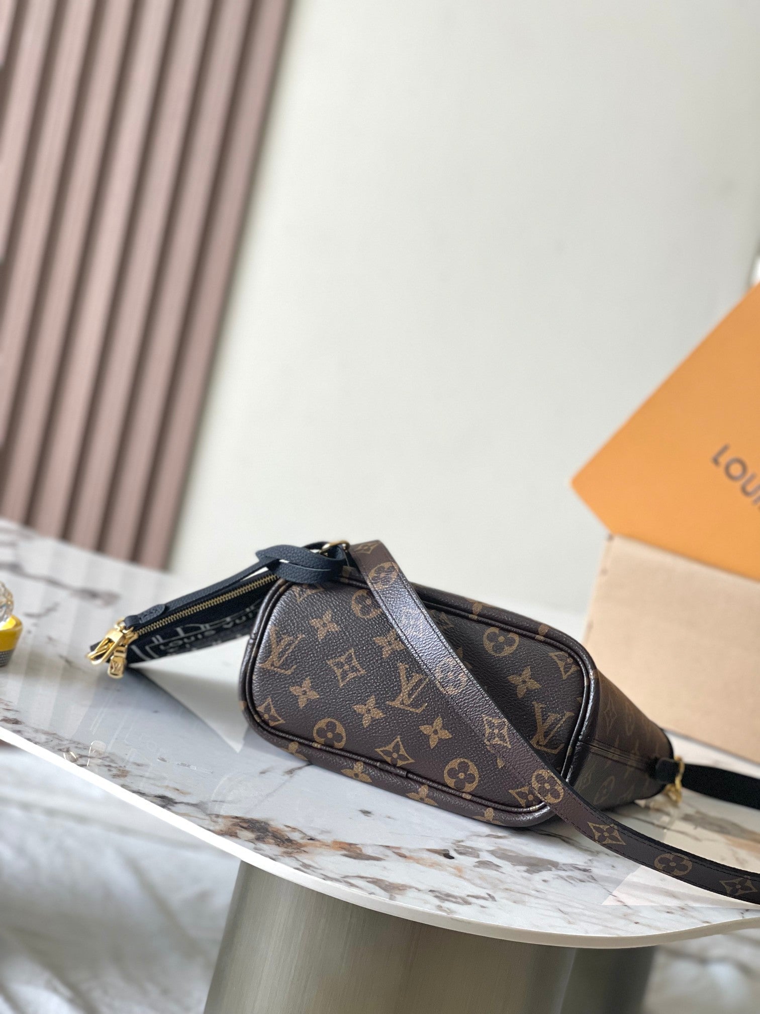 LOUIS VUITTON NEVERFULL BANDOULIÈRE INSIDE OUT BB 24 IN BROWN MONOGRAM CANVAS AND BLACK CALFSKIN