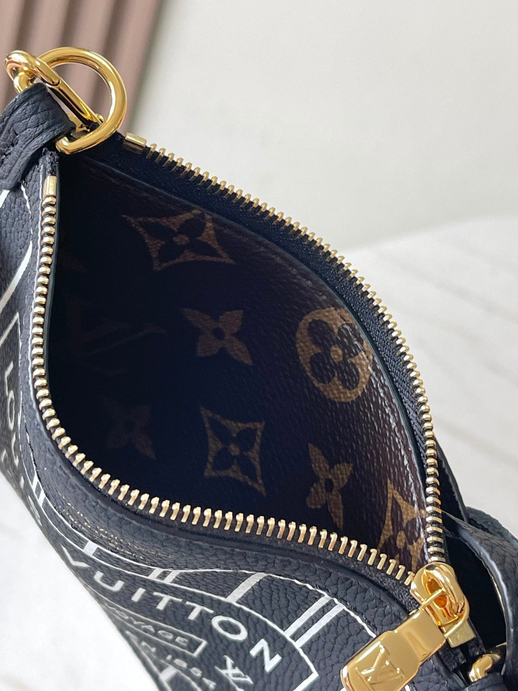 LOUIS VUITTON NEVERFULL BANDOULIÈRE INSIDE OUT BB 24 IN BROWN MONOGRAM CANVAS AND BLACK CALFSKIN