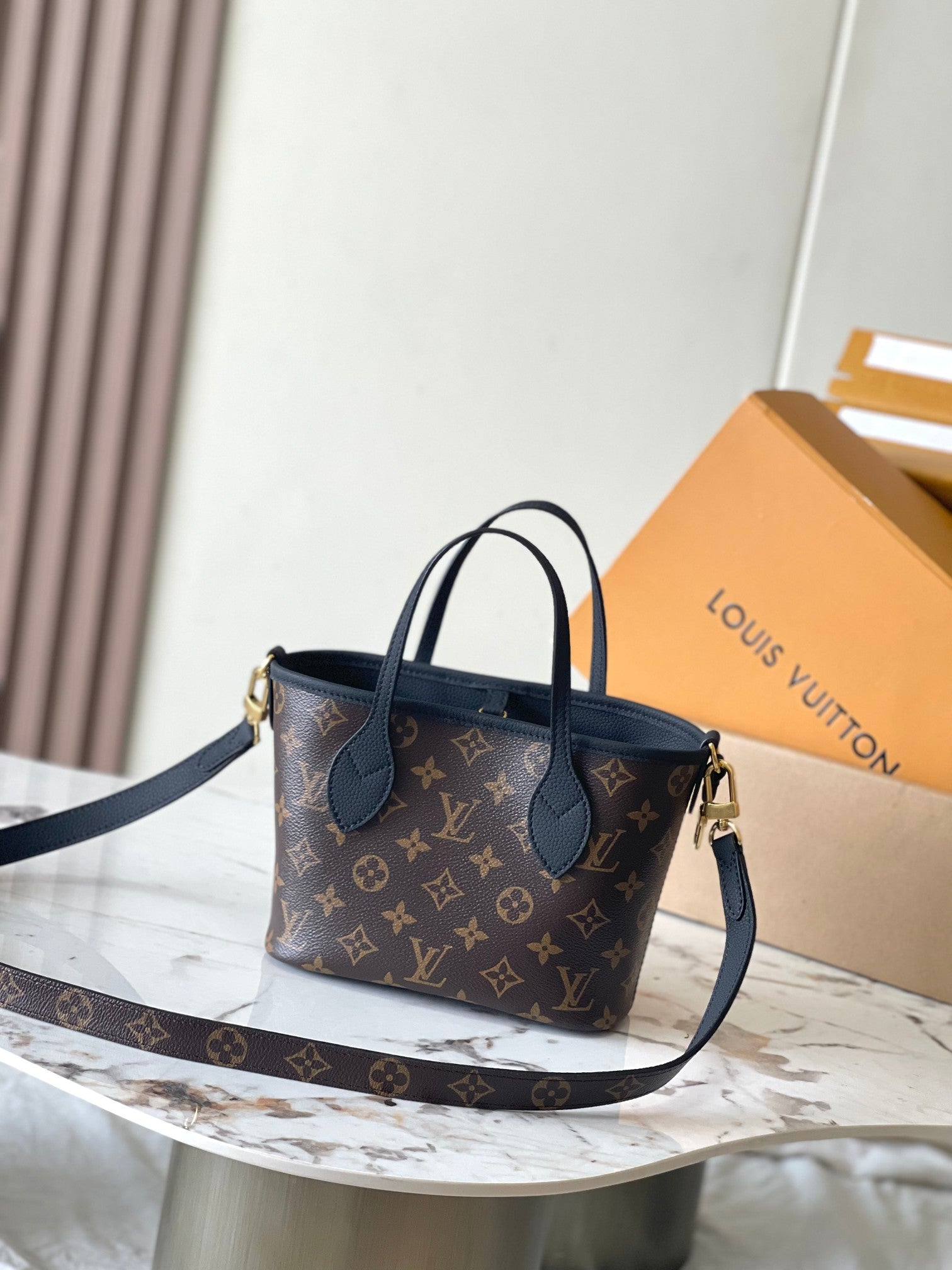 LOUIS VUITTON NEVERFULL BANDOULIÈRE INSIDE OUT BB 24 IN BROWN MONOGRAM CANVAS AND BLACK CALFSKIN