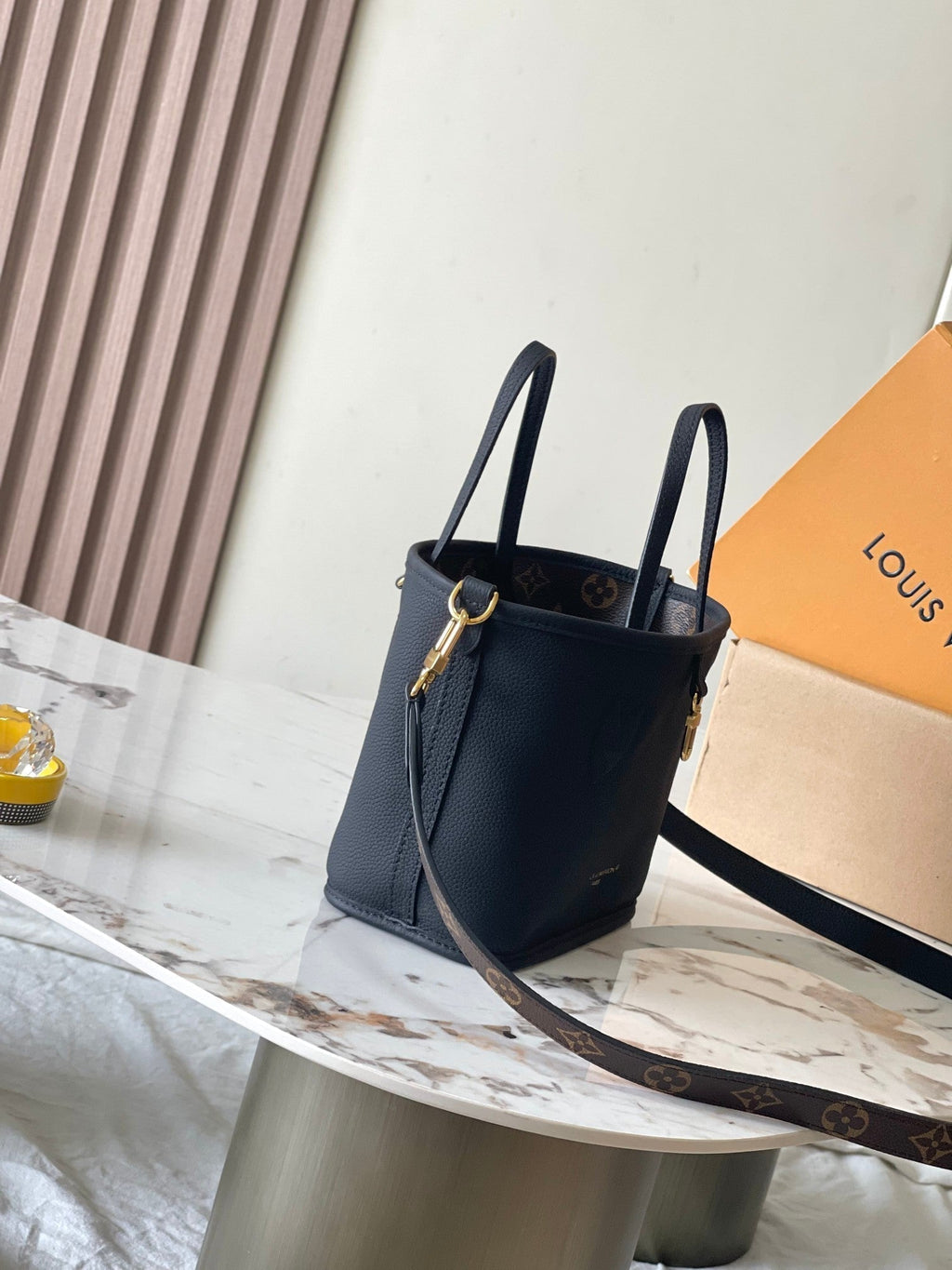 LOUIS VUITTON NEVERFULL BANDOULIÈRE INSIDE OUT BB 24 IN BROWN MONOGRAM CANVAS AND BLACK CALFSKIN